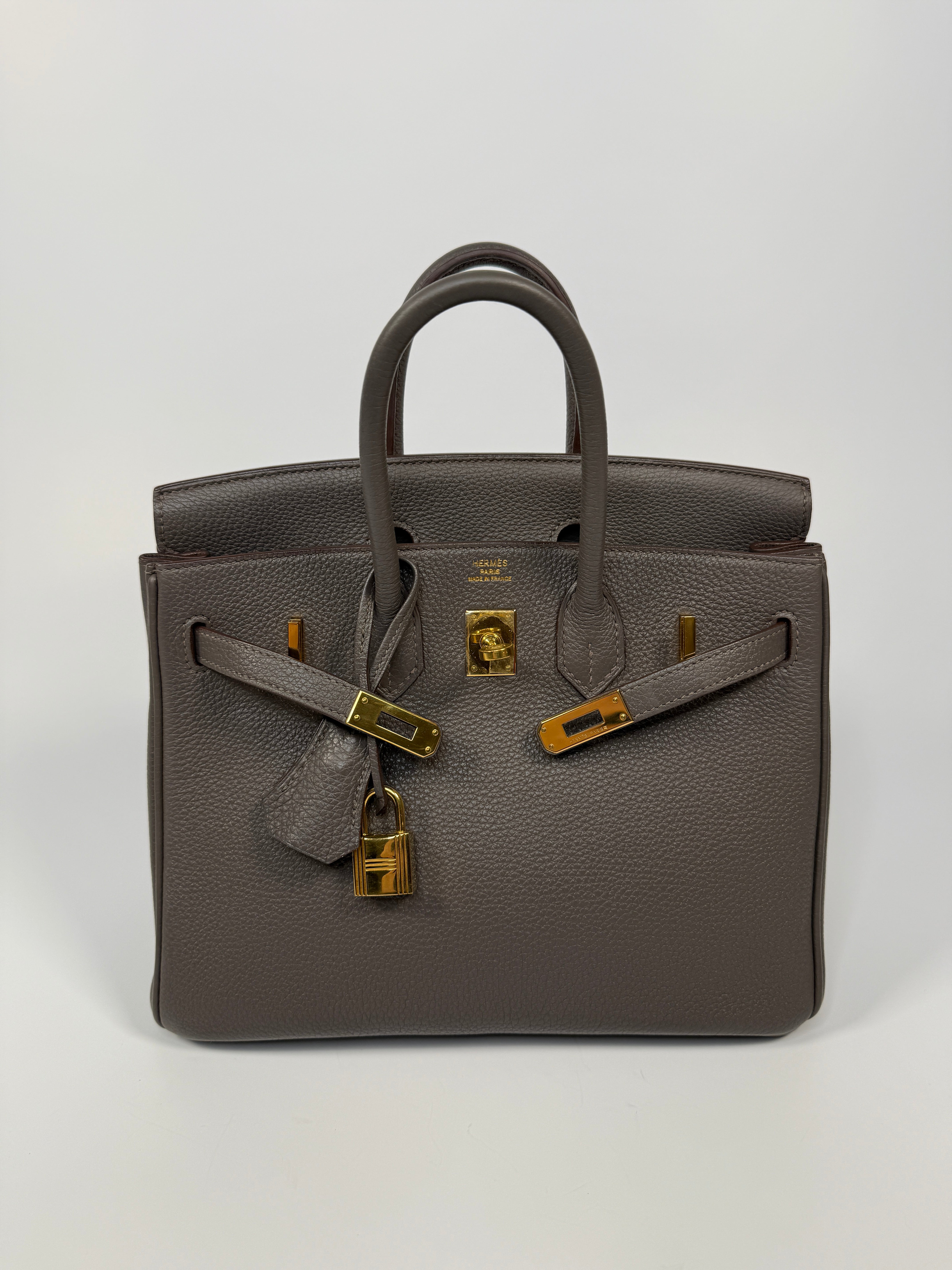 Hermès Birkin 25 In Etain Togo Leather With Gold Hardware. Authentic and pre loved. Excellent condition