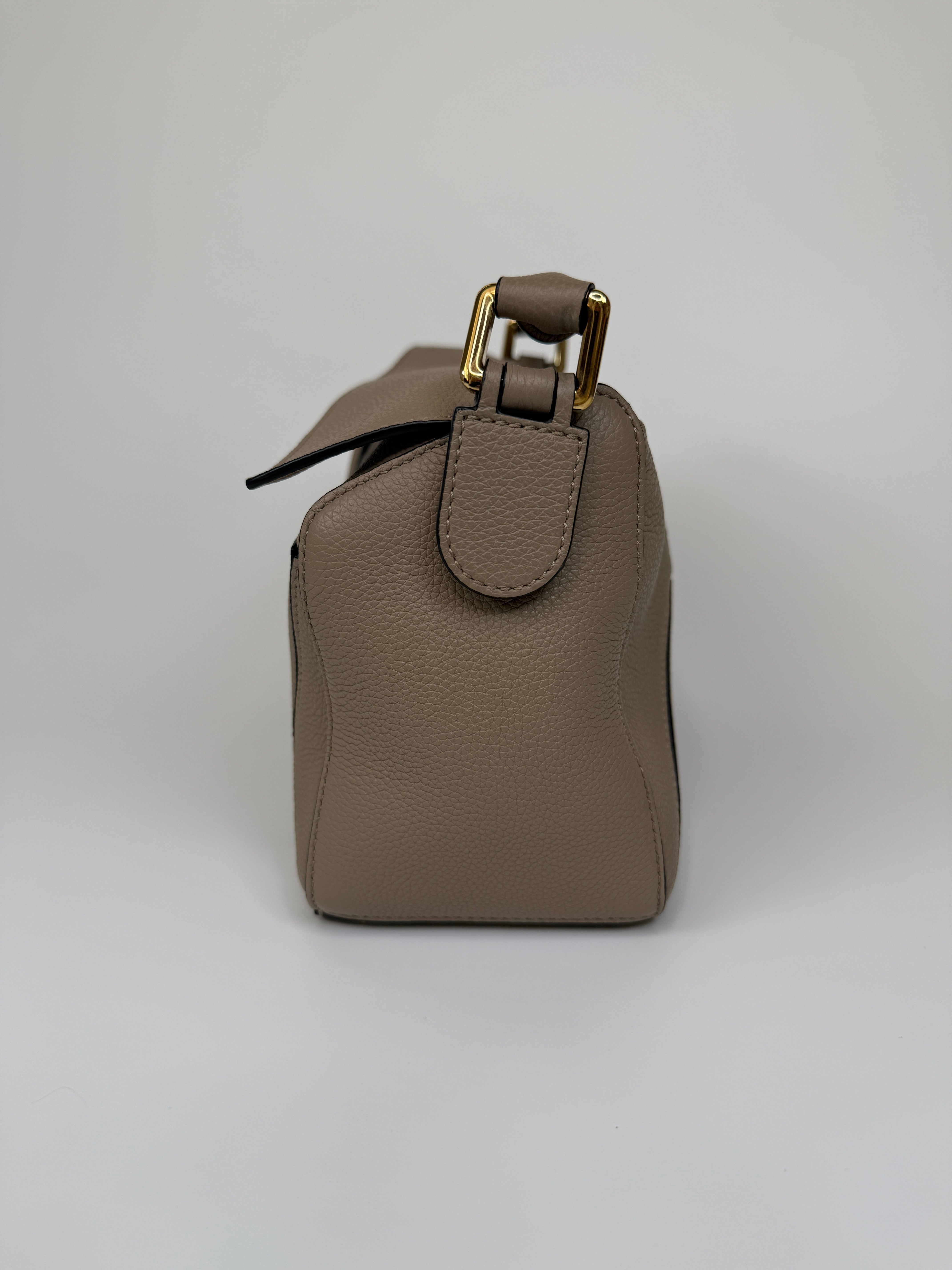 Authentic and preloved Loewe Small Puzzle bag In Taupe Calfskin Leather With Gold Hardware In Excellent Condition. 100% Authenticity guarantee 
