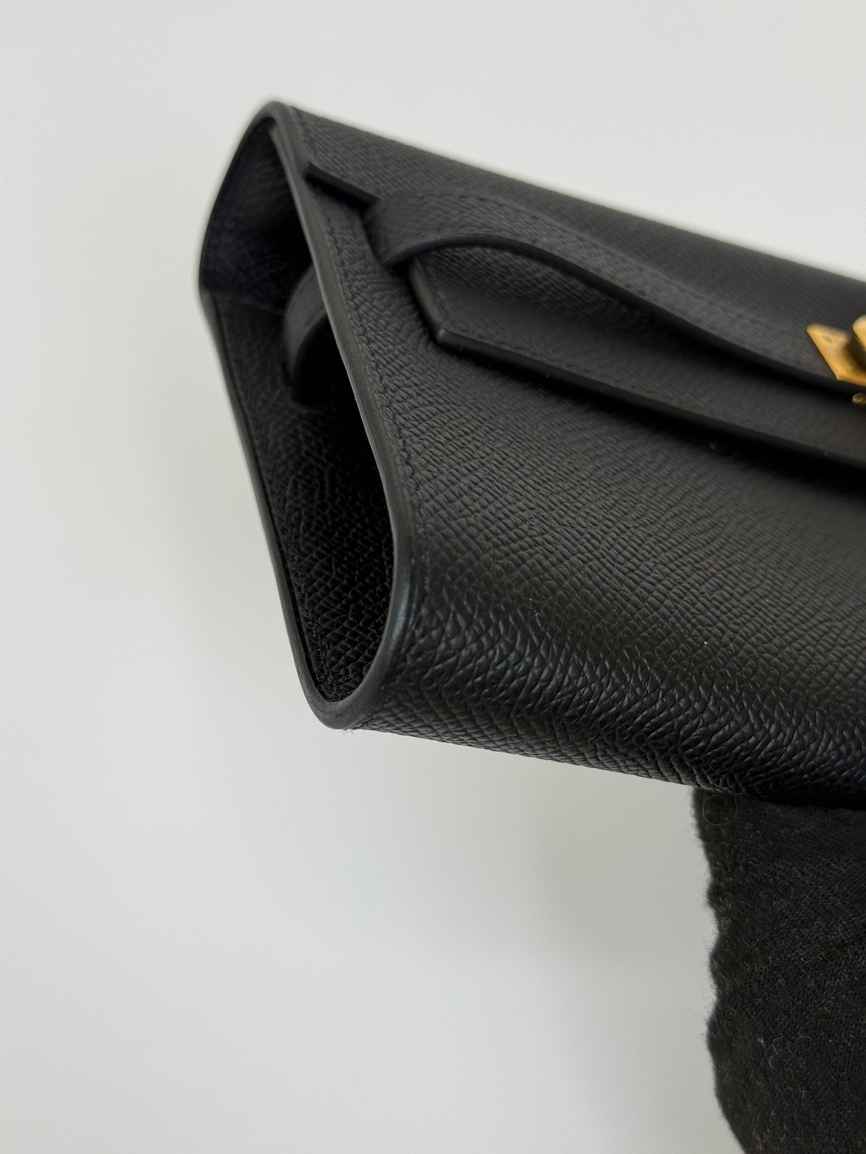 Authentic and preloved Hermès Kelly To Go In Black Epsom Leather With Gold Hardware. New Condition 100% Authenticity guarantee 