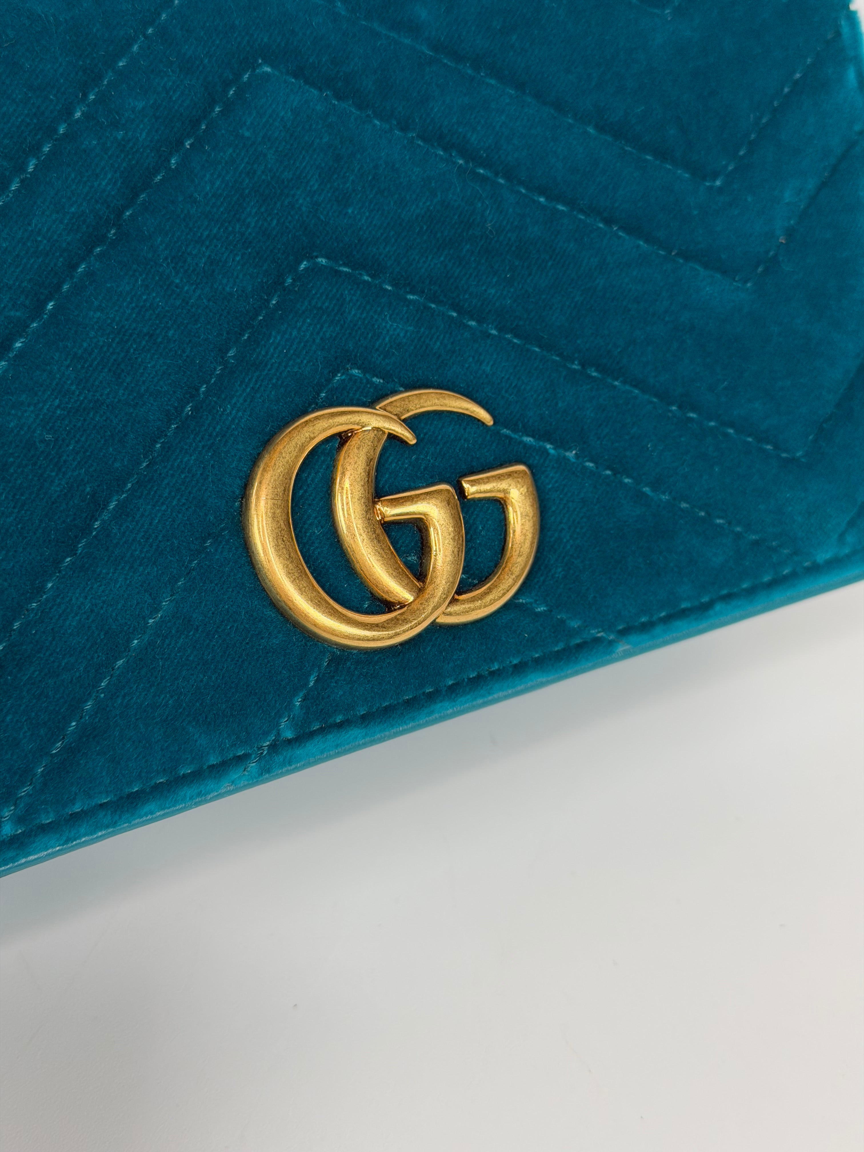 Gucci Wallet On Chain In Turquoise Velvet Excellent condition. Authentic and preloved. Insured next day delivery international shipping. Verified by Luxe Cheshire. 