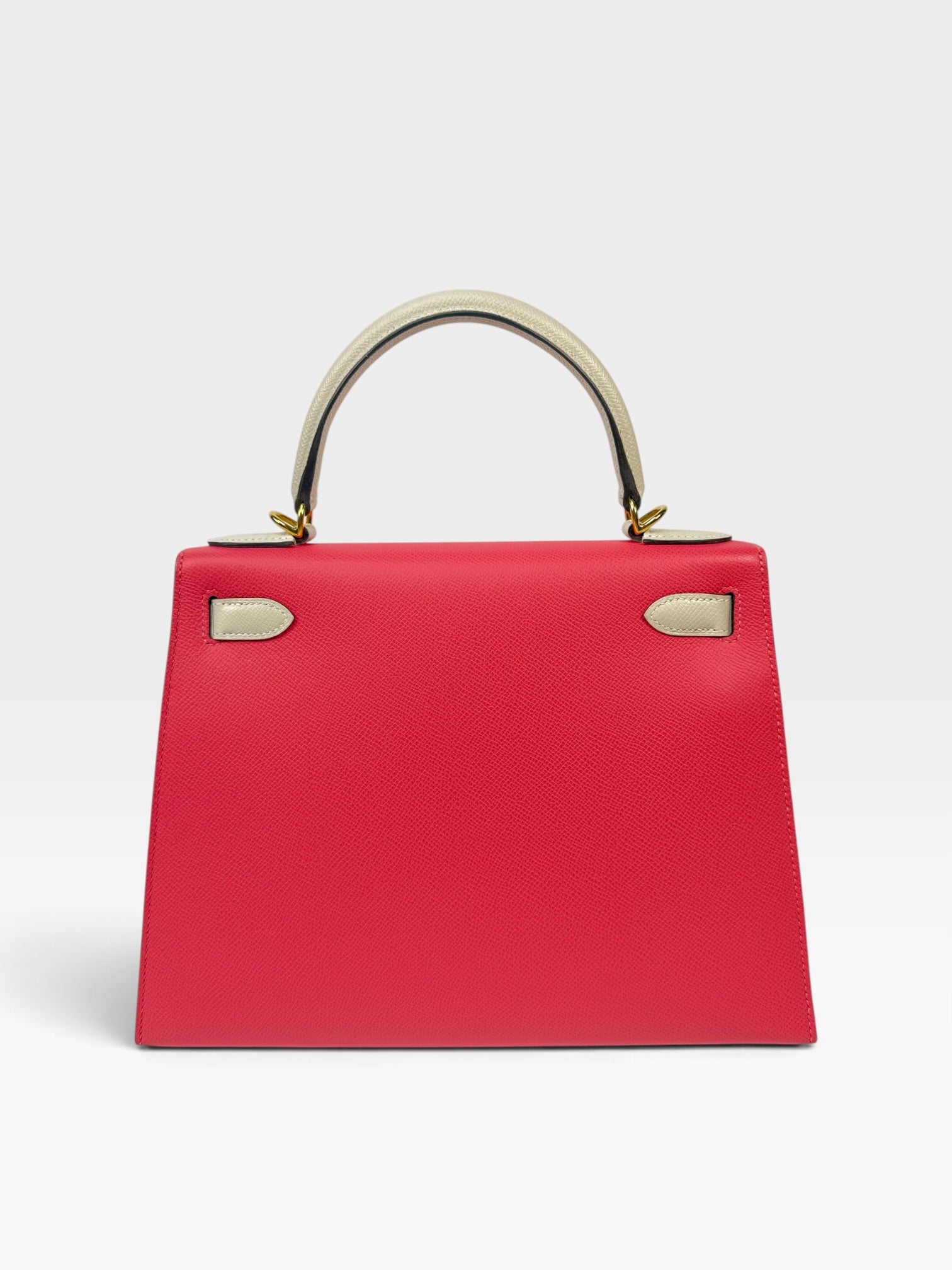 Hermès Kelly 28 In Rose Azalee & Craie Epsom Leather With Gold Hardware. 100% authentic and preloved in excellent condition.