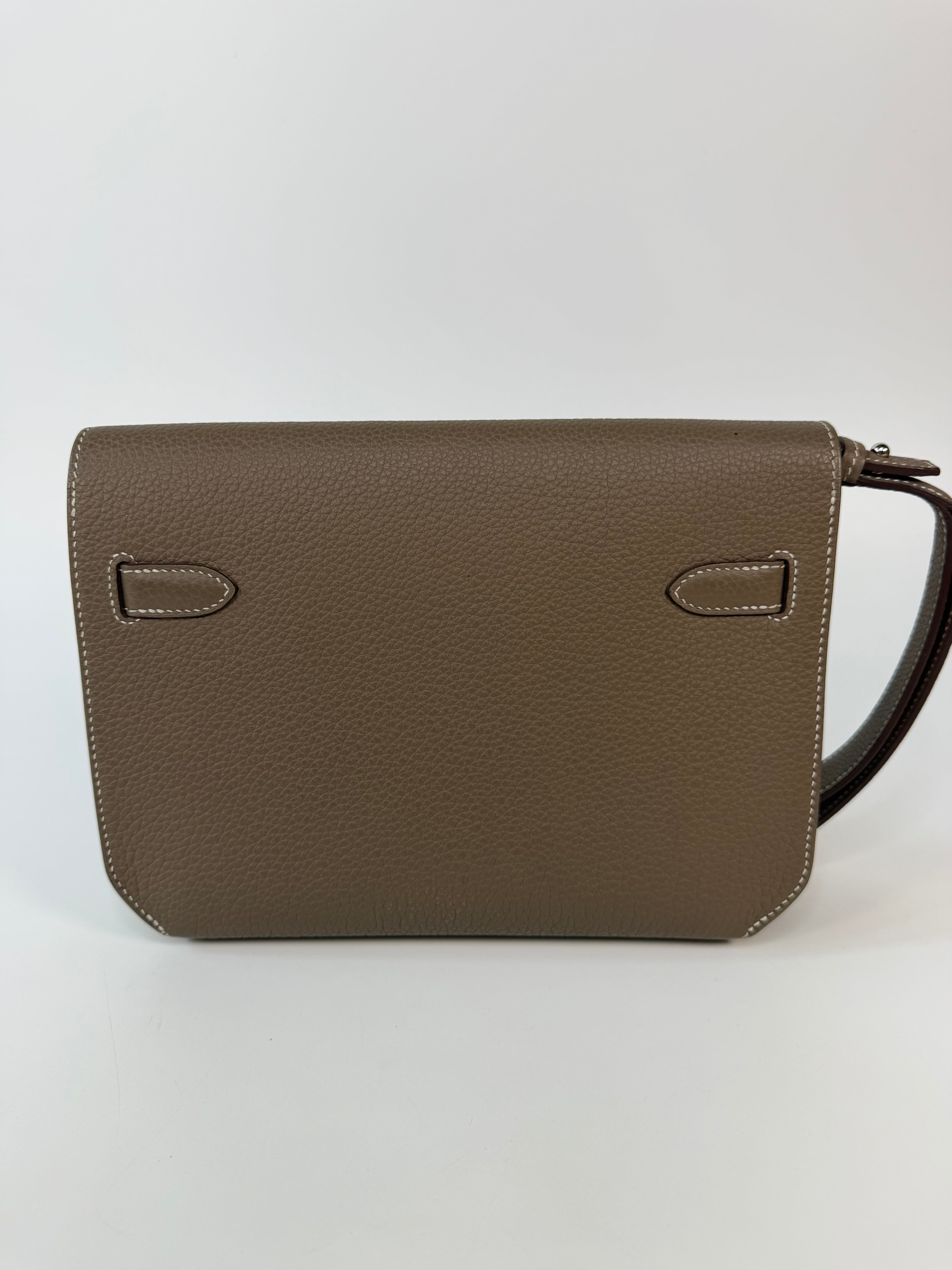 Hermès Depeches 25 In Etoupe Togo Leather With Palladium Hardware in excellent condition 100% authentic and preloved