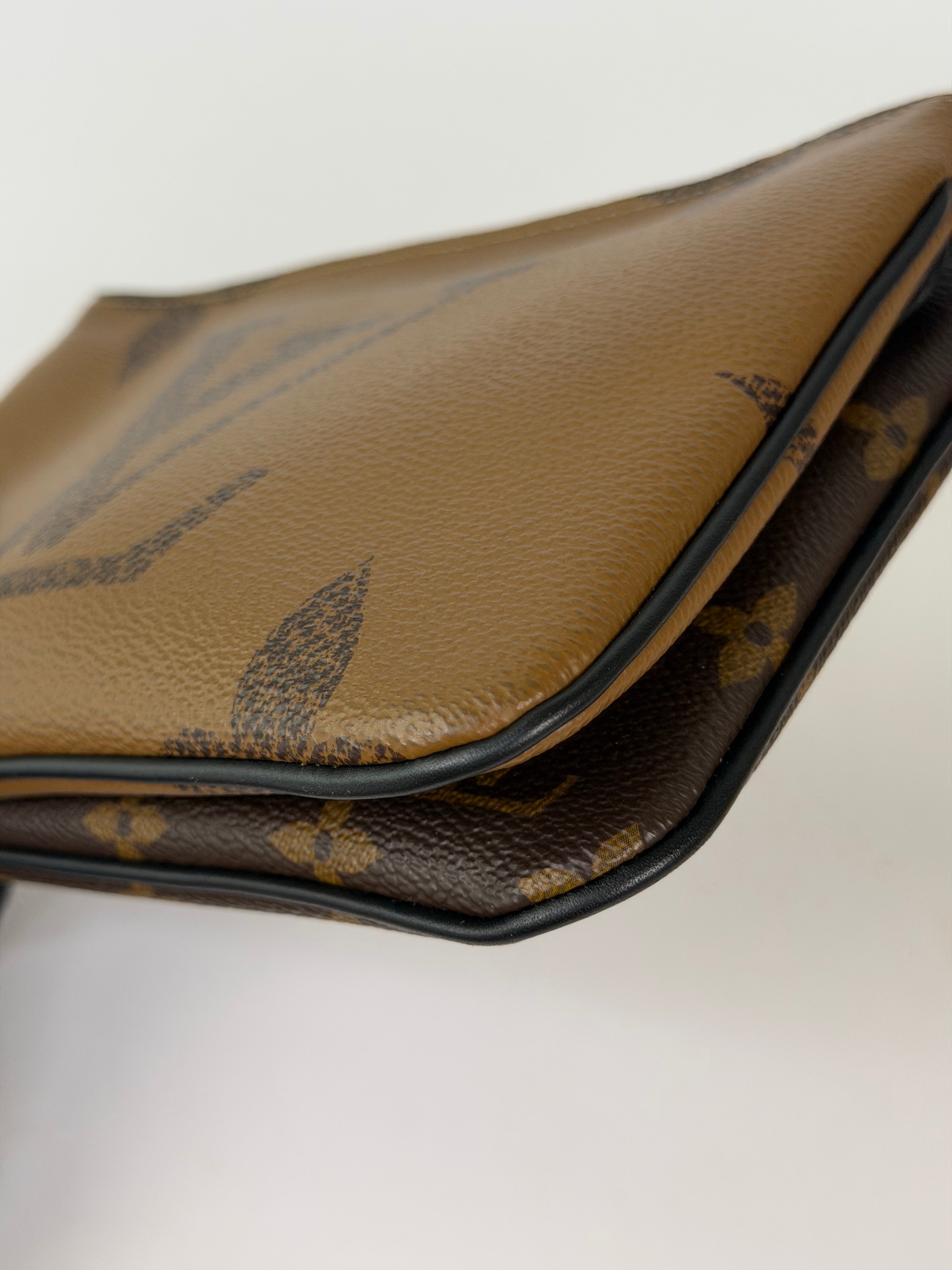Louis Vuitton Double Zip Pochette In Monogram Canvas in excellent condition 100% authentic and preloved 