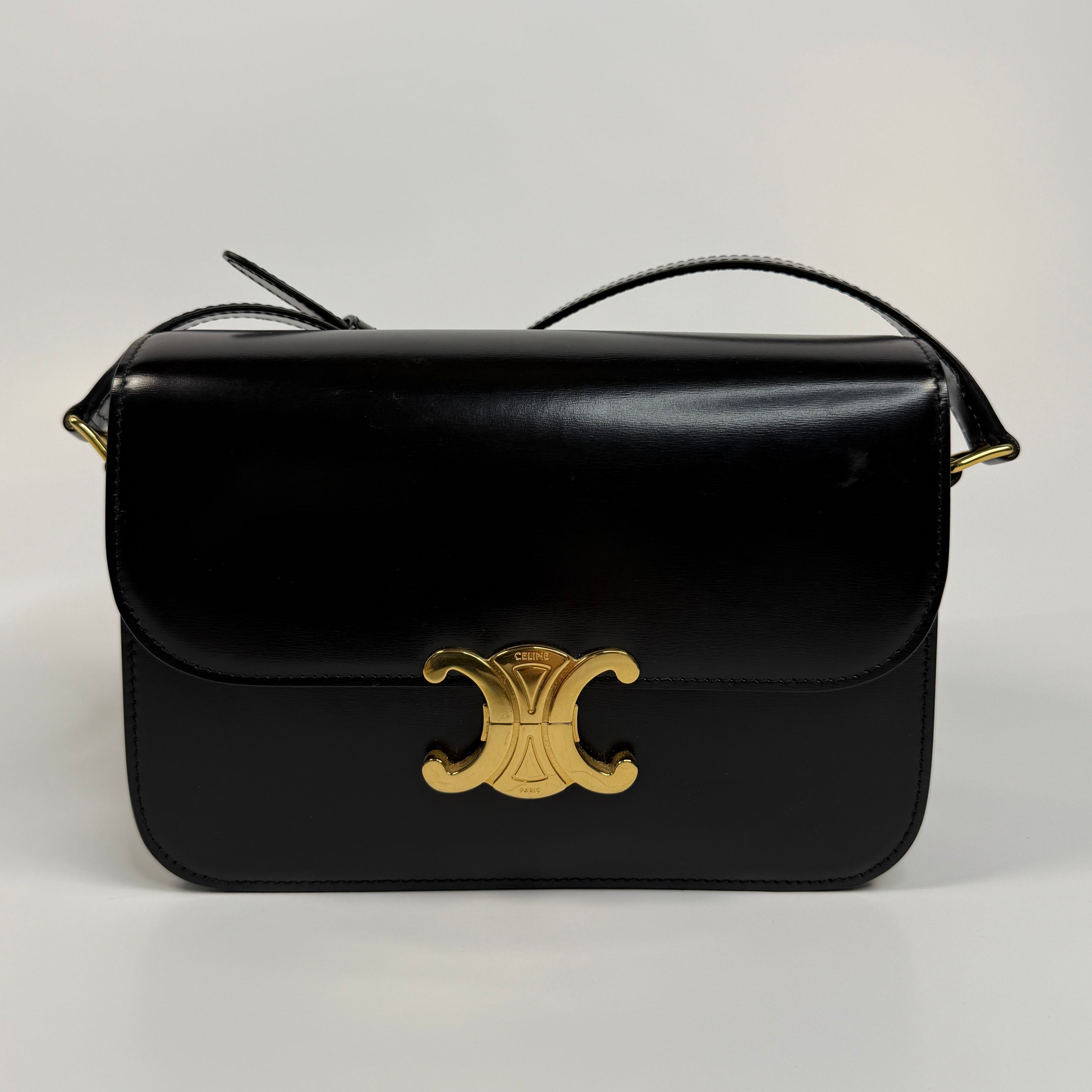 Celine Classique Medium Triomphe Bag In Black Calfskin With Gold Hardware In very good condition. Authentic and pre loved