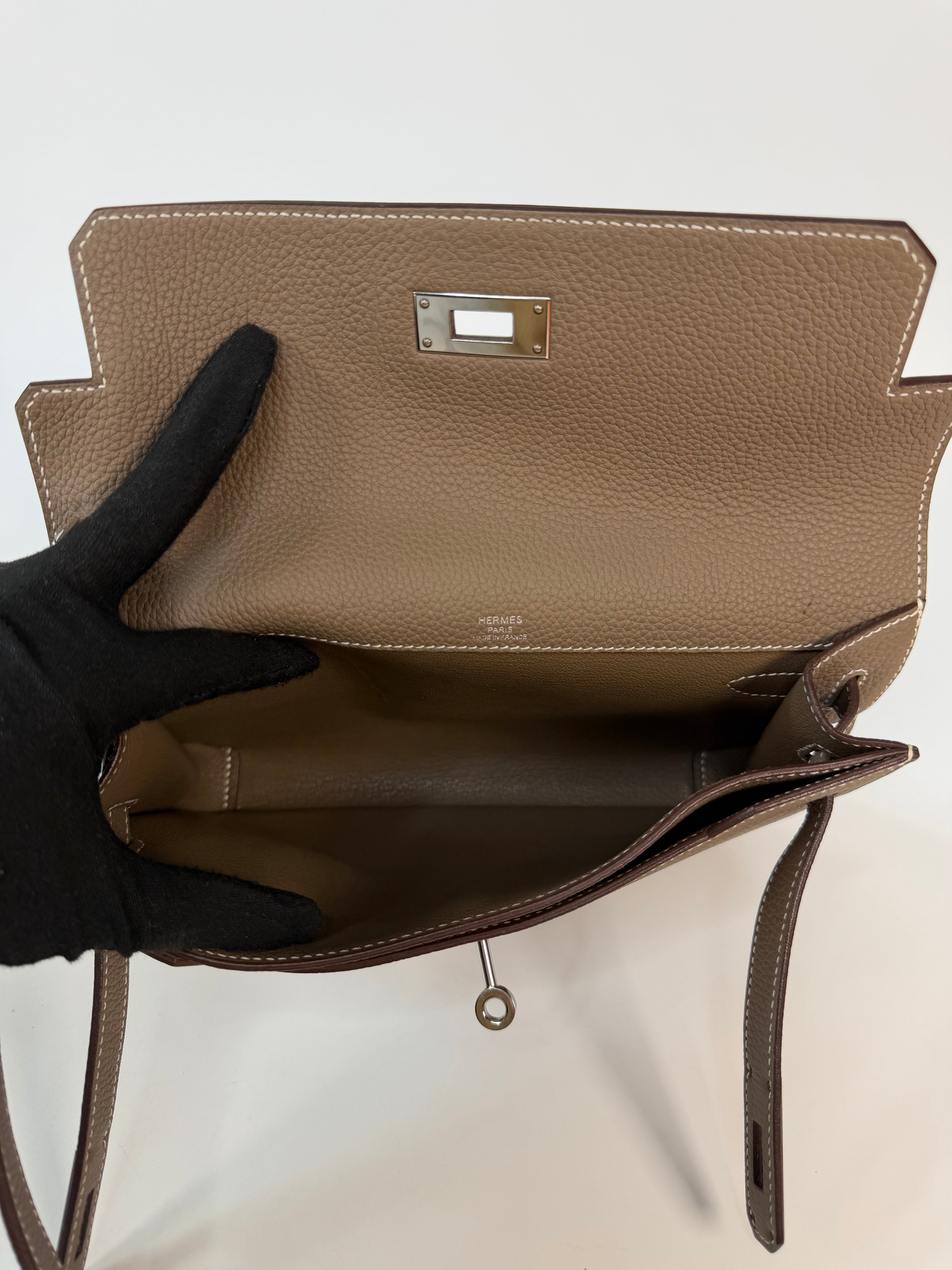Hermès Depeches 25 In Etoupe Togo Leather With Palladium Hardware in excellent condition 100% authentic and preloved