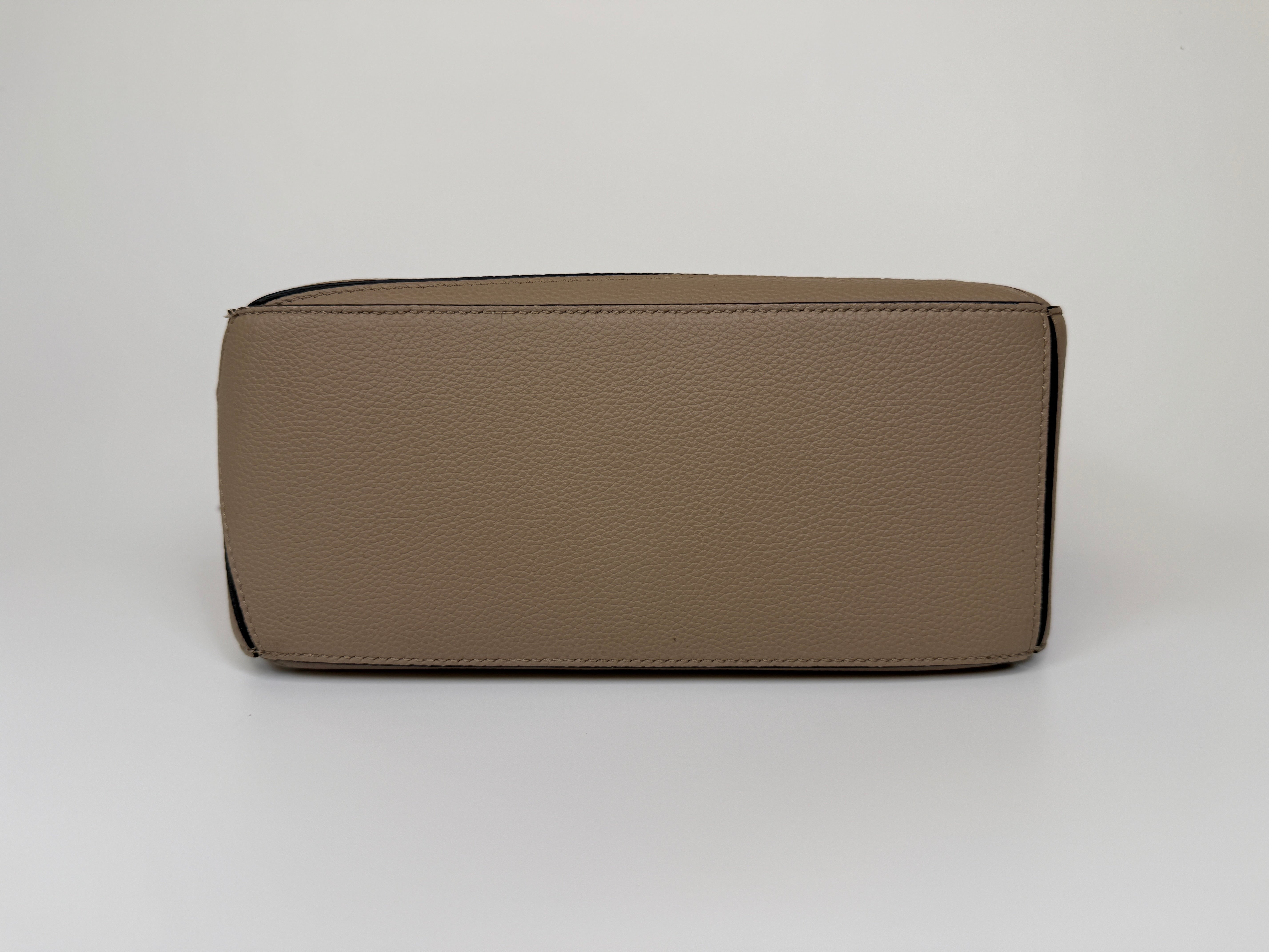 Authentic and preloved Loewe Small Puzzle bag In Taupe Calfskin Leather With Gold Hardware In Excellent Condition. 100% Authenticity guarantee 