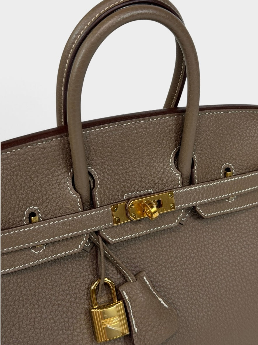 *RARE* Hermès Birkin 25 In Etoupe Epsom Leather With Gold Hardware. Authentic and preloved in excellent condition. 100% luxe Gurantee 