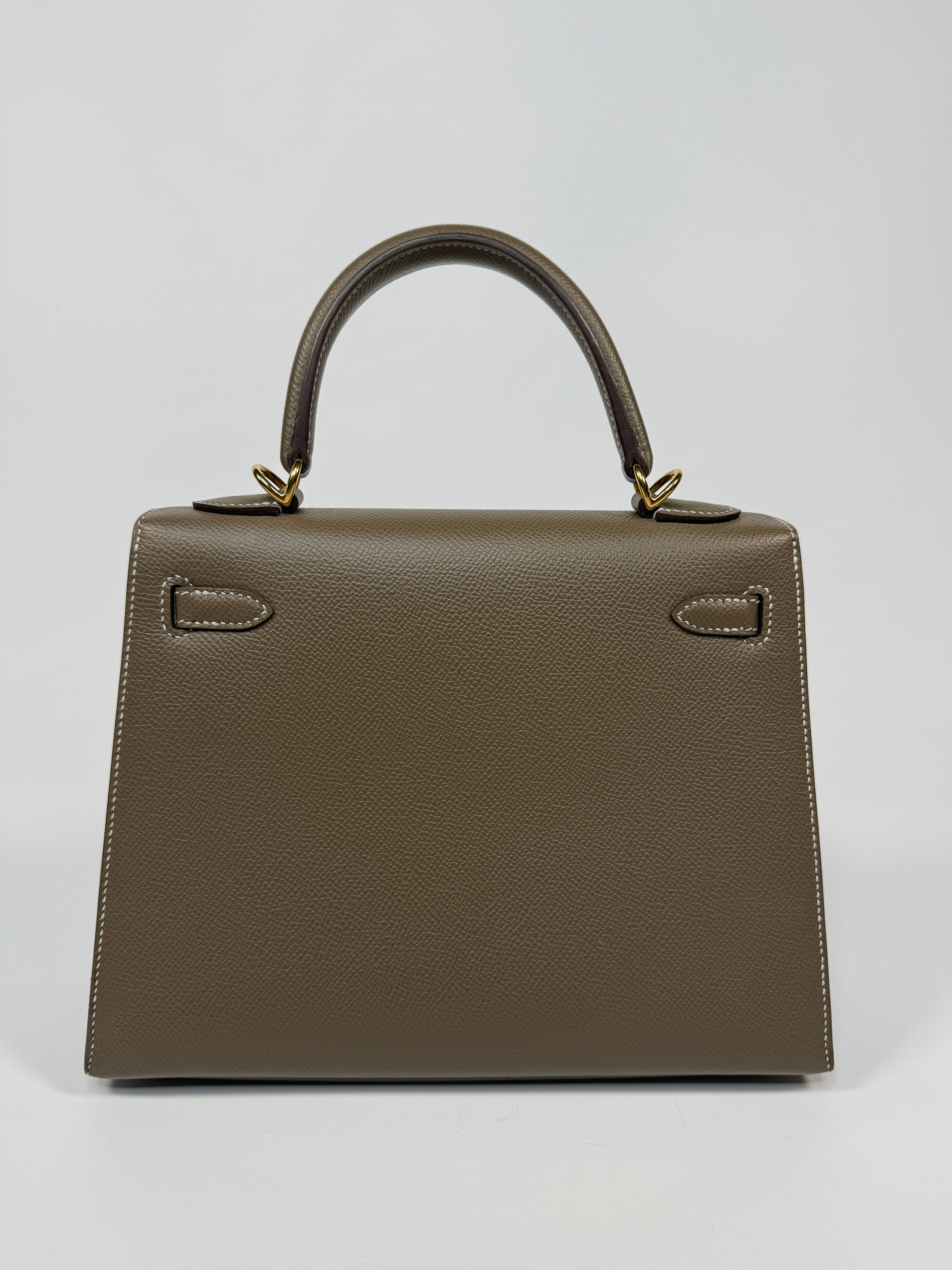 Hermès Kelly 25 Sellier In Etoupe Epsom Leather With Gold Hardware. Excellent authentic prloved condition. 
