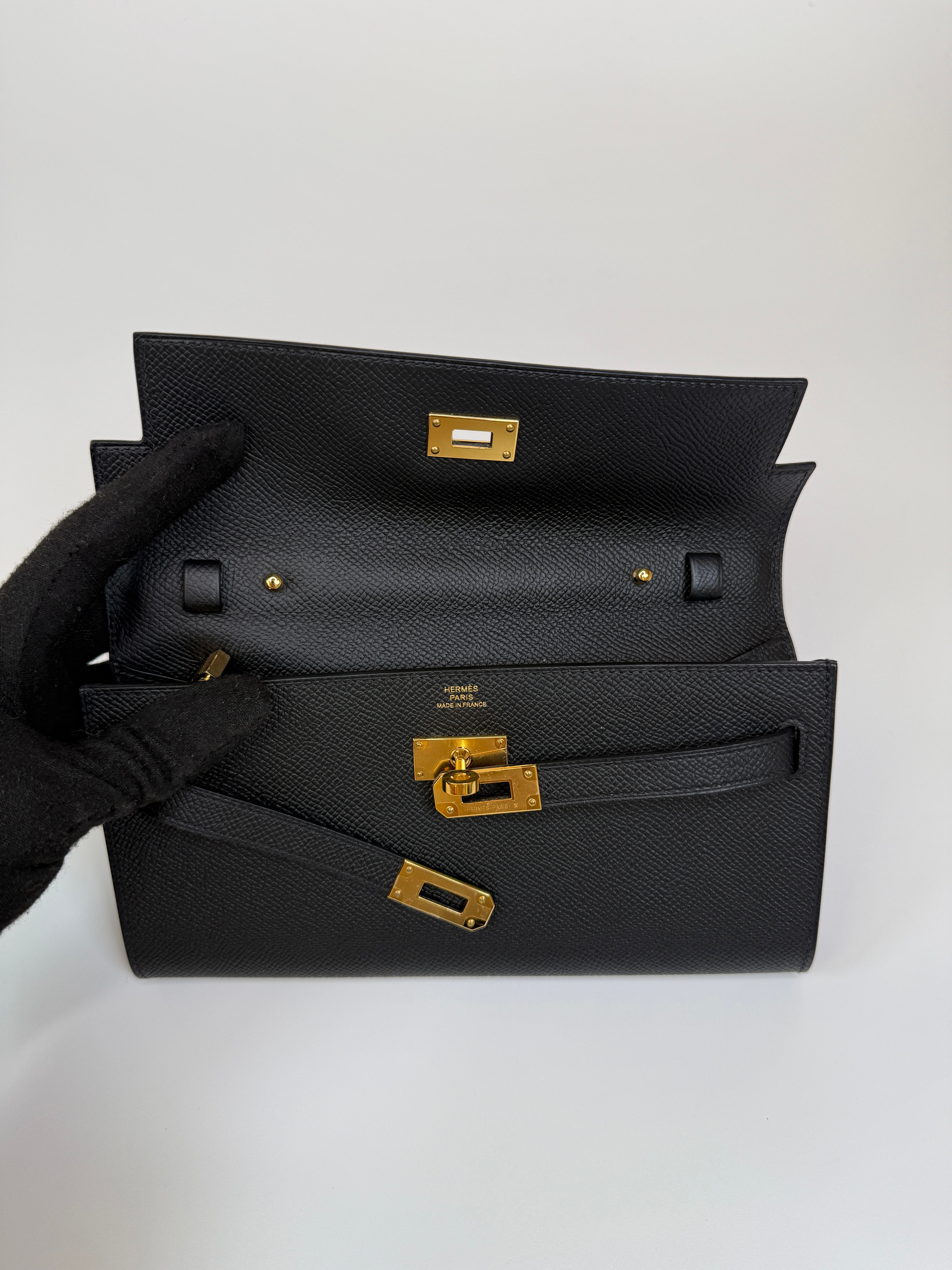 Authentic and preloved Hermès Kelly To Go In Black Epsom Leather With Gold Hardware. New Condition 100% Authenticity guarantee 
