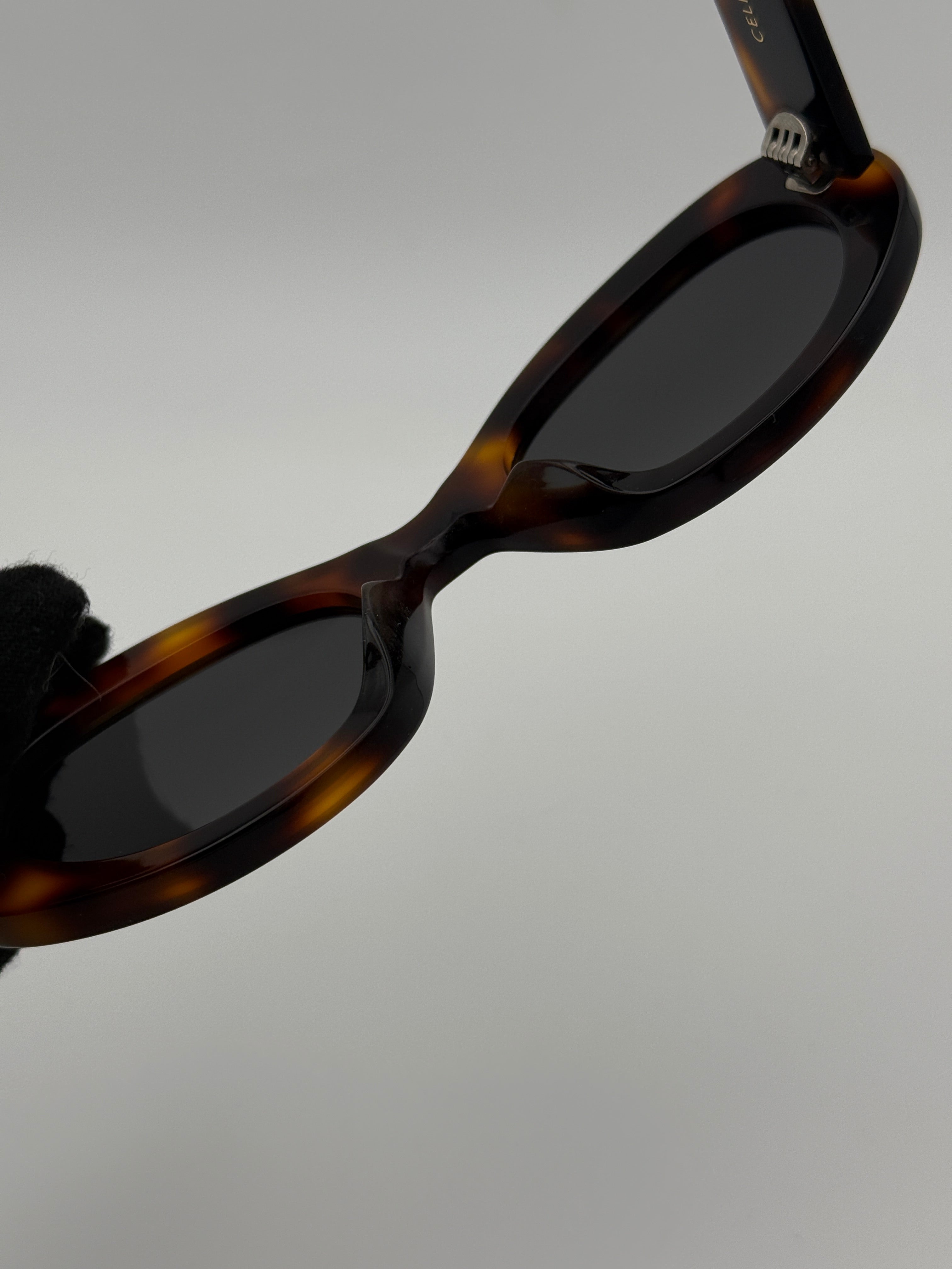 Authentic and preloved Celine CL40194U sunglasses. excellent condition, 100% Excellent condition