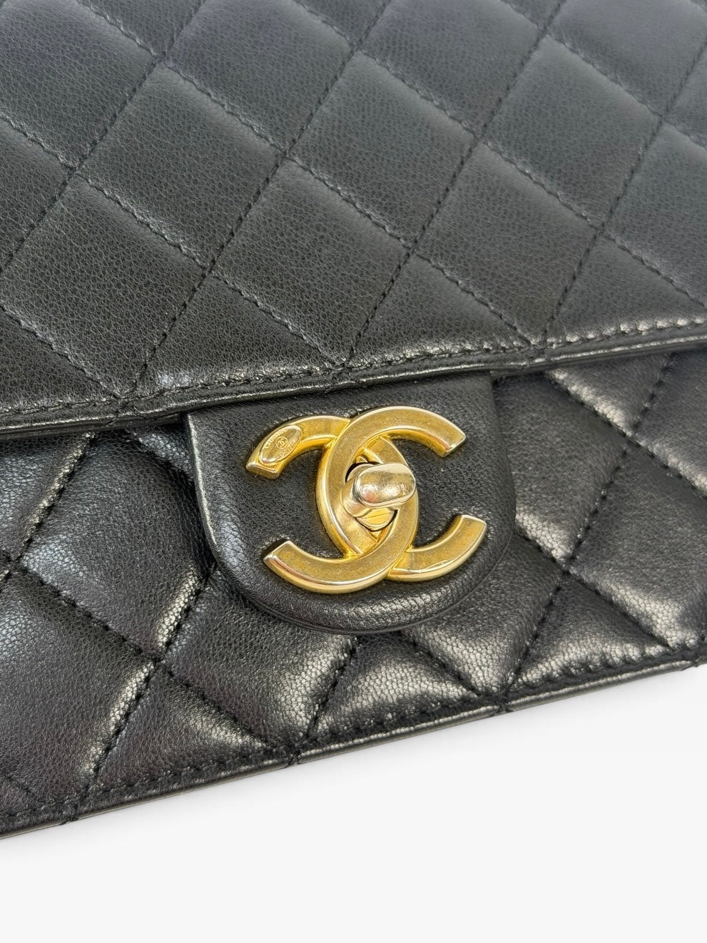 Chanel Chic Pearls Bag In Black Quilted Lambskin With Gold Hardware. 100% authentic and preloved in excellent condition