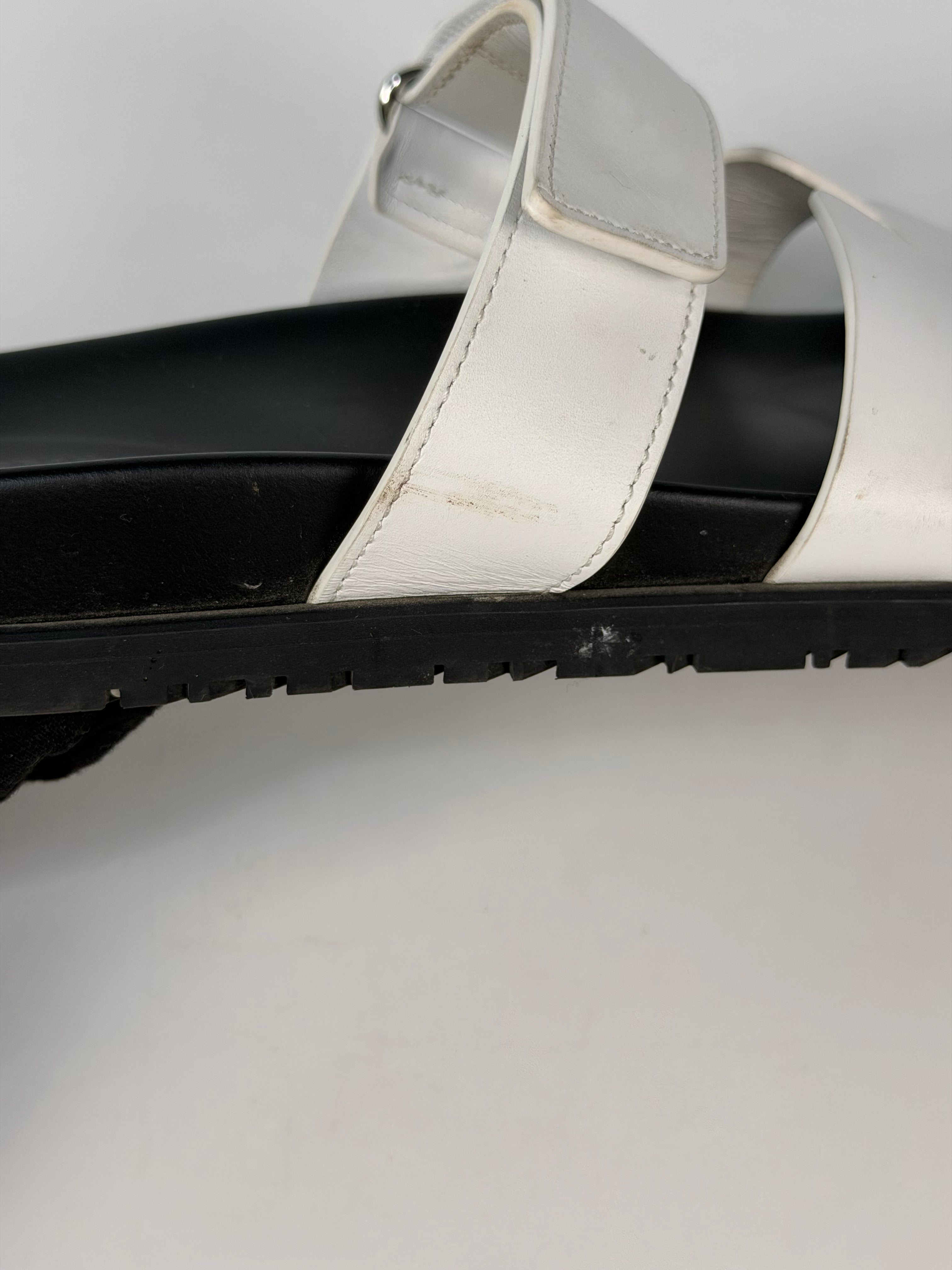 Hermès Chypre Sandals In White (Size 38/UK5) in very good condition 100% authentic and preloved