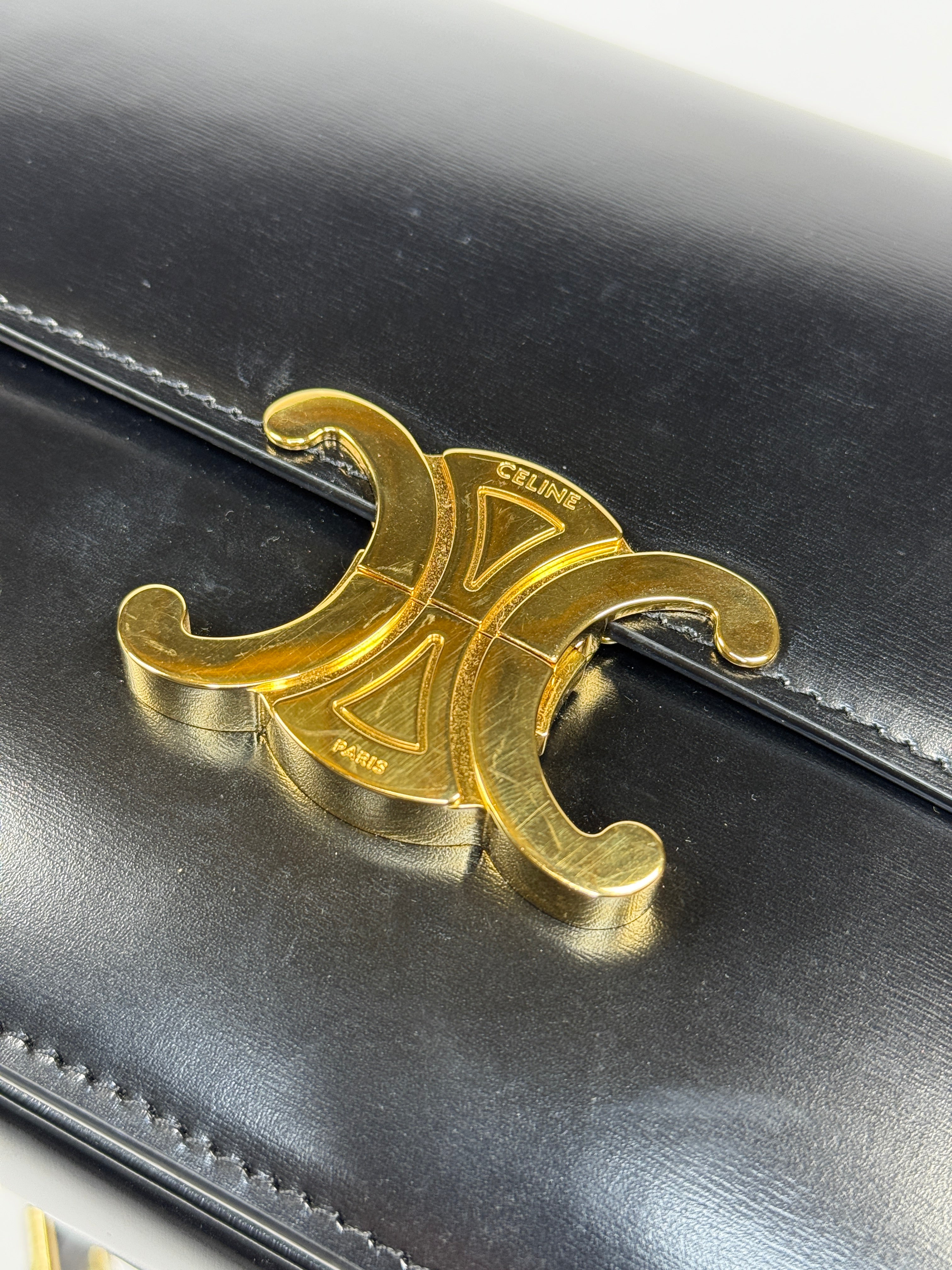 Celine Classique Medium Triomphe Bag In Black Calfskin With Gold Hardware In very good condition. Authentic and pre loved