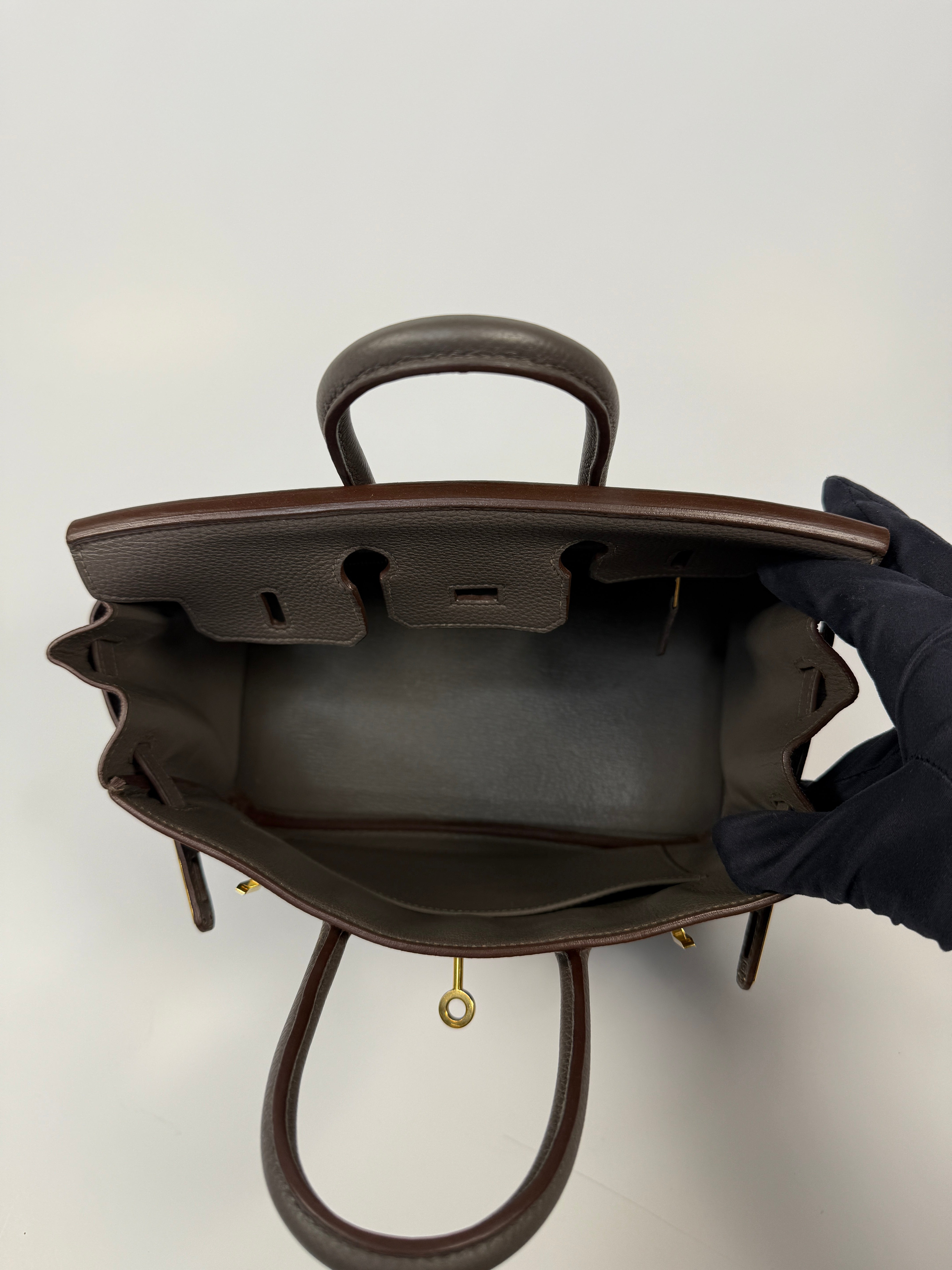 Hermès Birkin 25 In Etain Togo Leather With Gold Hardware. Authentic and pre loved. Excellent condition