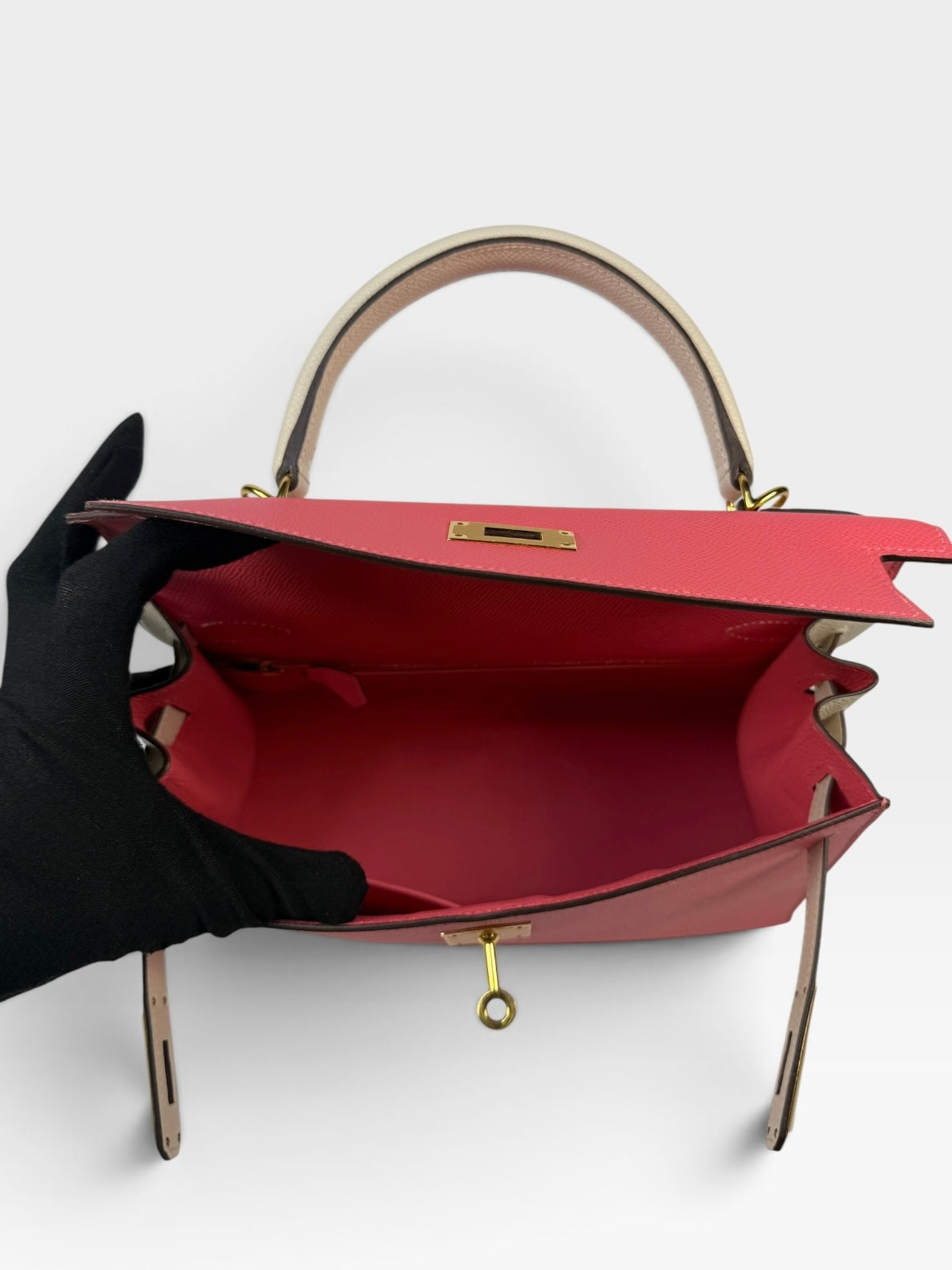 Hermès Kelly 28 In Rose Azalee & Craie Epsom Leather With Gold Hardware. 100% authentic and preloved in excellent condition.