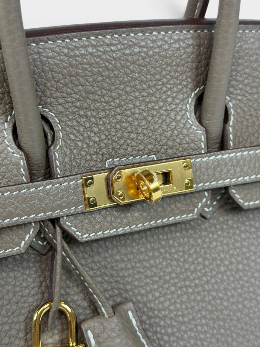*RARE* Hermès Birkin 25 In Etoupe Epsom Leather With Gold Hardware. Authentic and preloved in excellent condition. 100% luxe Gurantee 