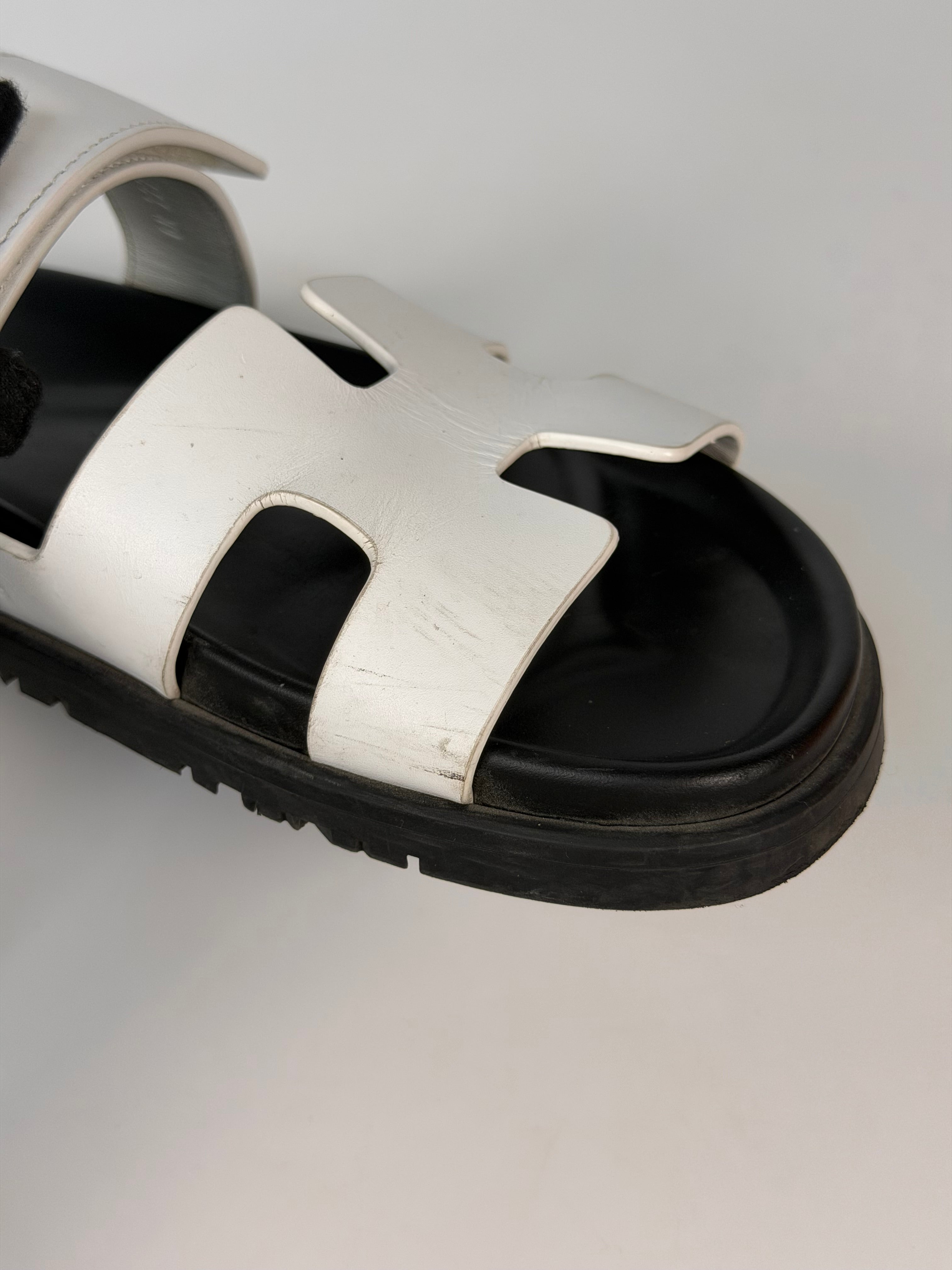 Hermès Chypre Sandals In White (Size 38/UK5) in very good condition 100% authentic and preloved