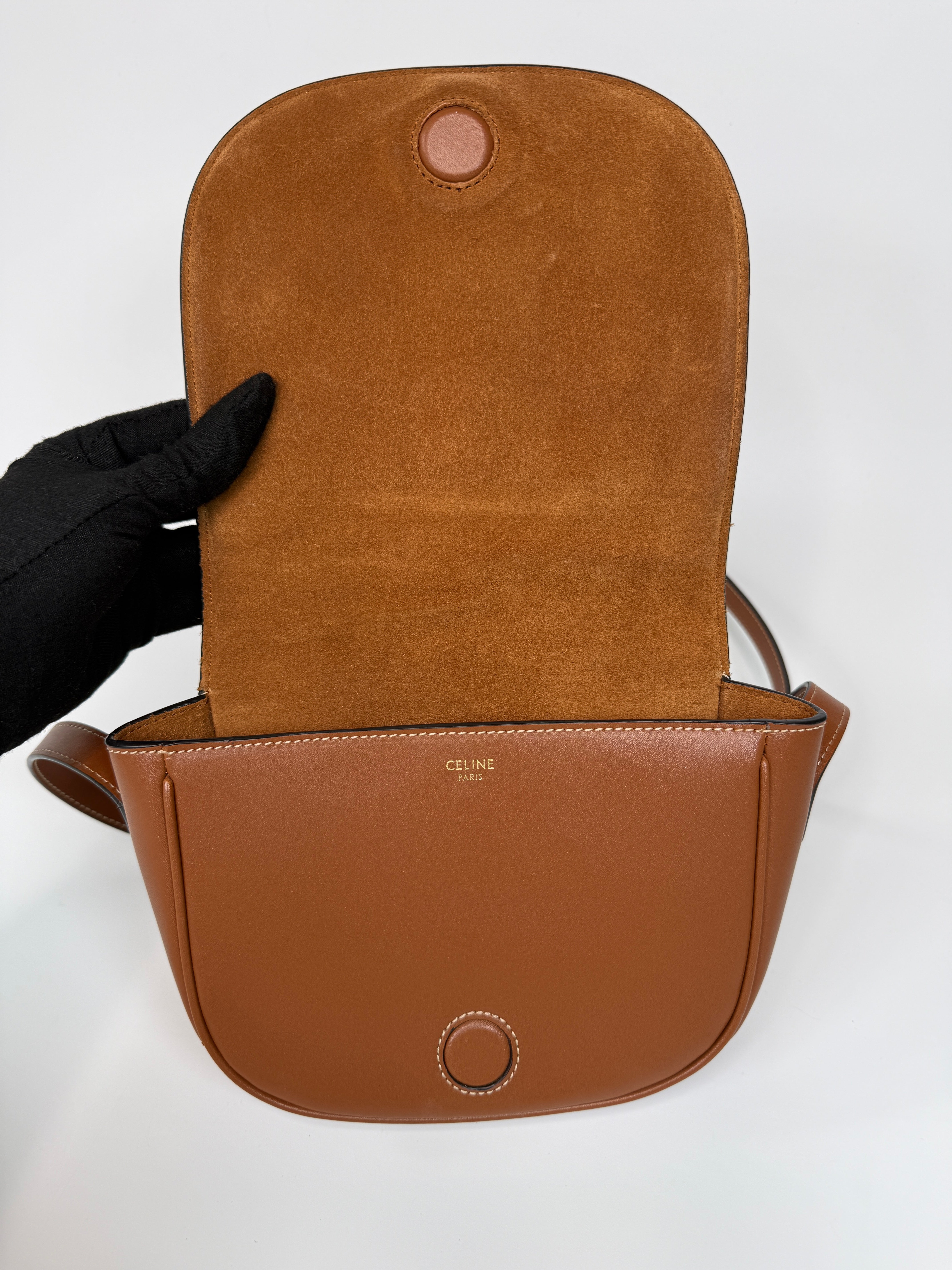 Celine Folco Cuir Triomphe Tan Leather Crossbody Bag
Authentic Pre Loved Verified by Luxe Cheshire Trusted Designer resale 