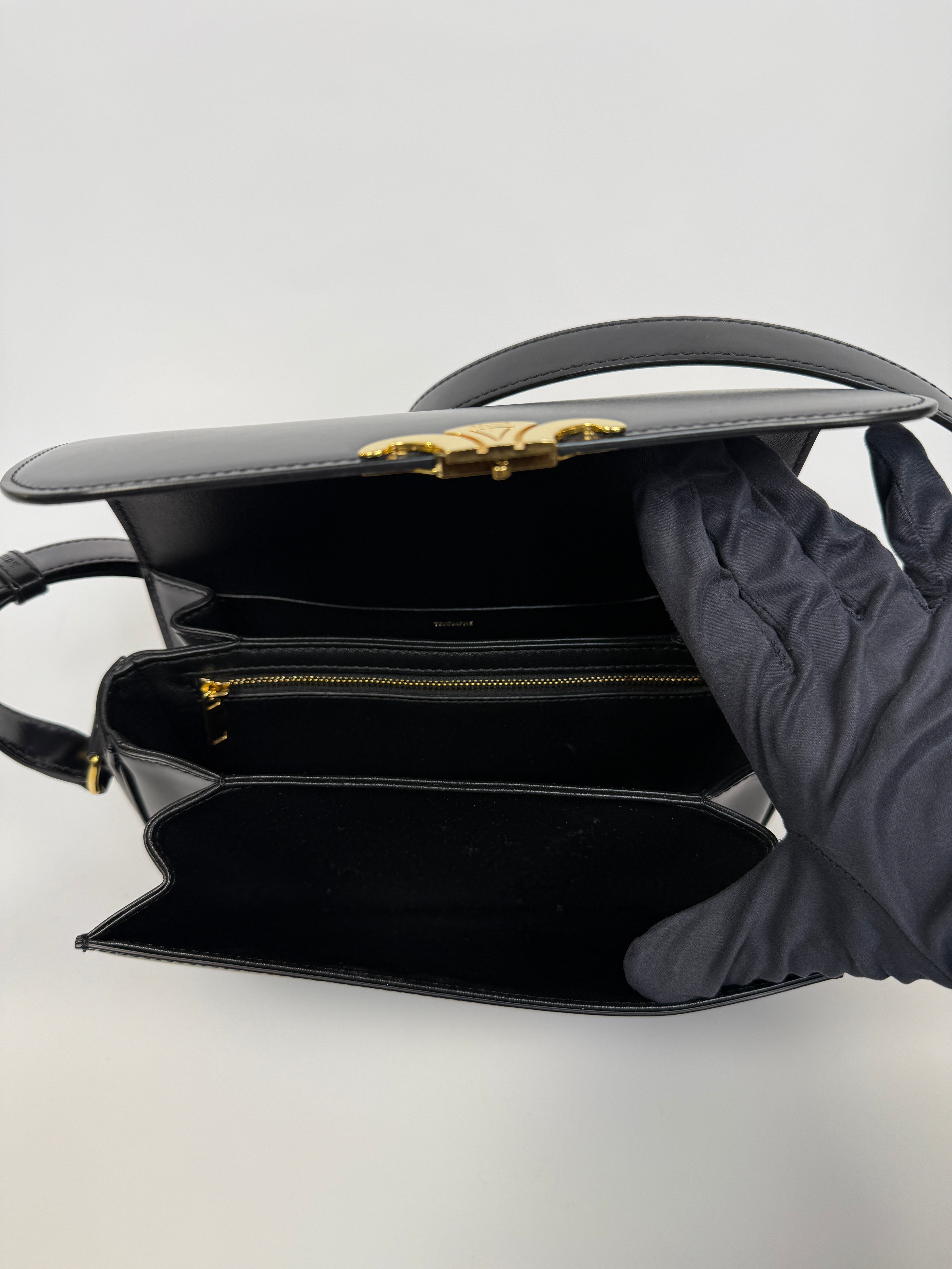 Celine Classique Medium Triomphe Bag In Black Calfskin With Gold Hardware In very good condition. Authentic and pre loved