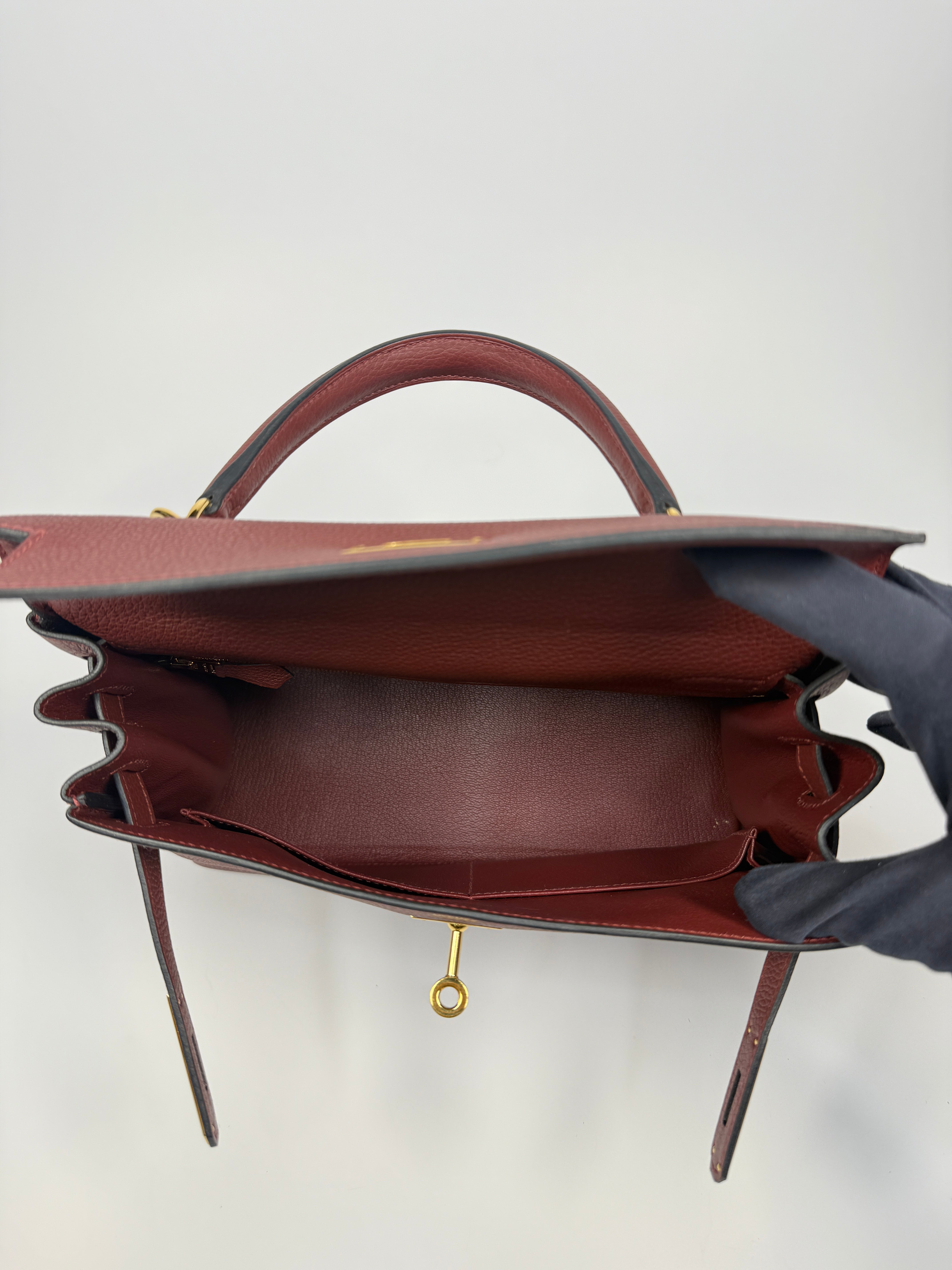 Hermès Kelly 28 In Rouge H Togo Leather With Gold Hardware New and Unused Condition. Authentic and preloved 