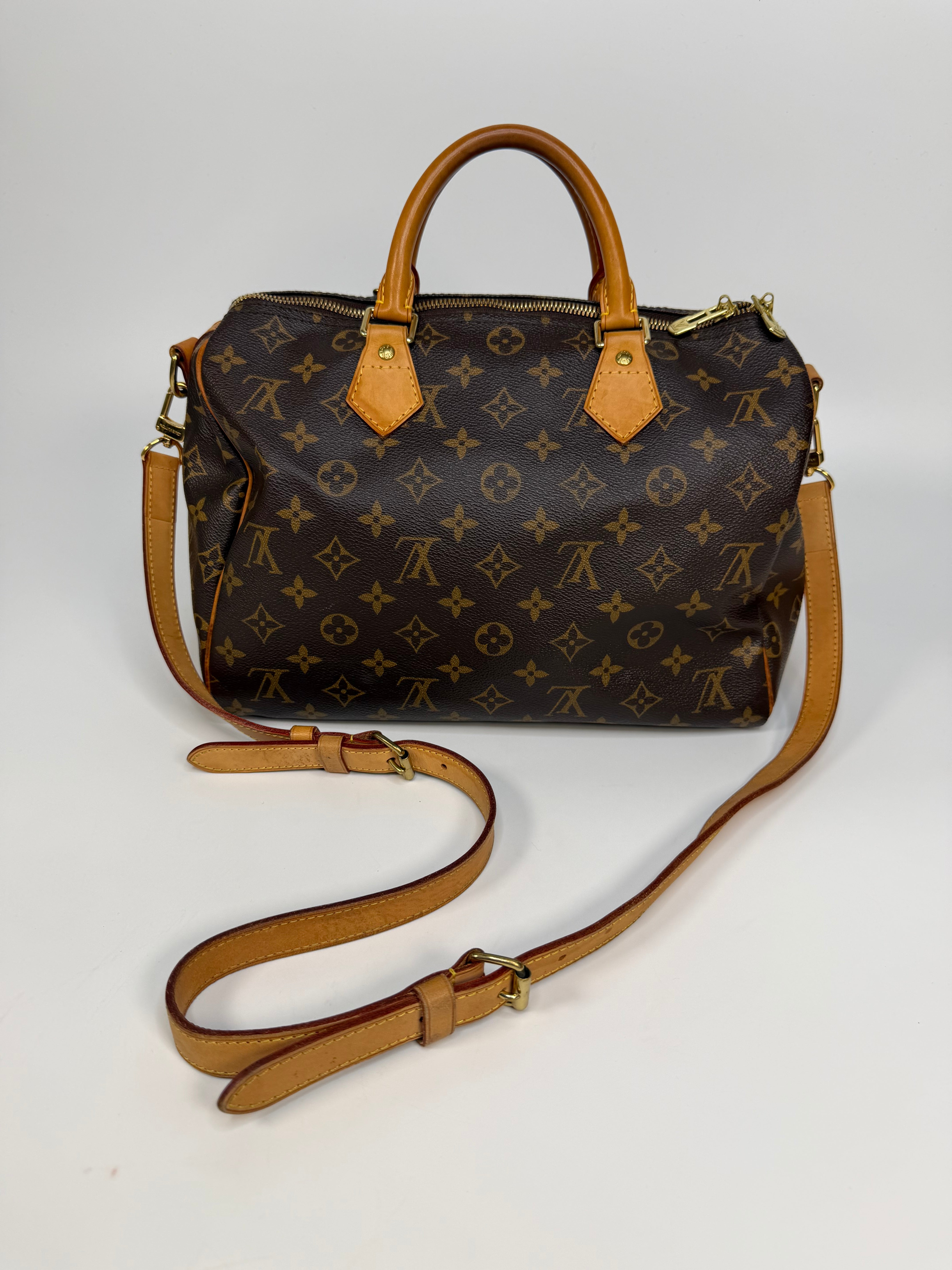 Louis Vuitton Bandoulière Speedy 30 In Monogram With Gold Hardware. Authentic and preloved in very good condition.