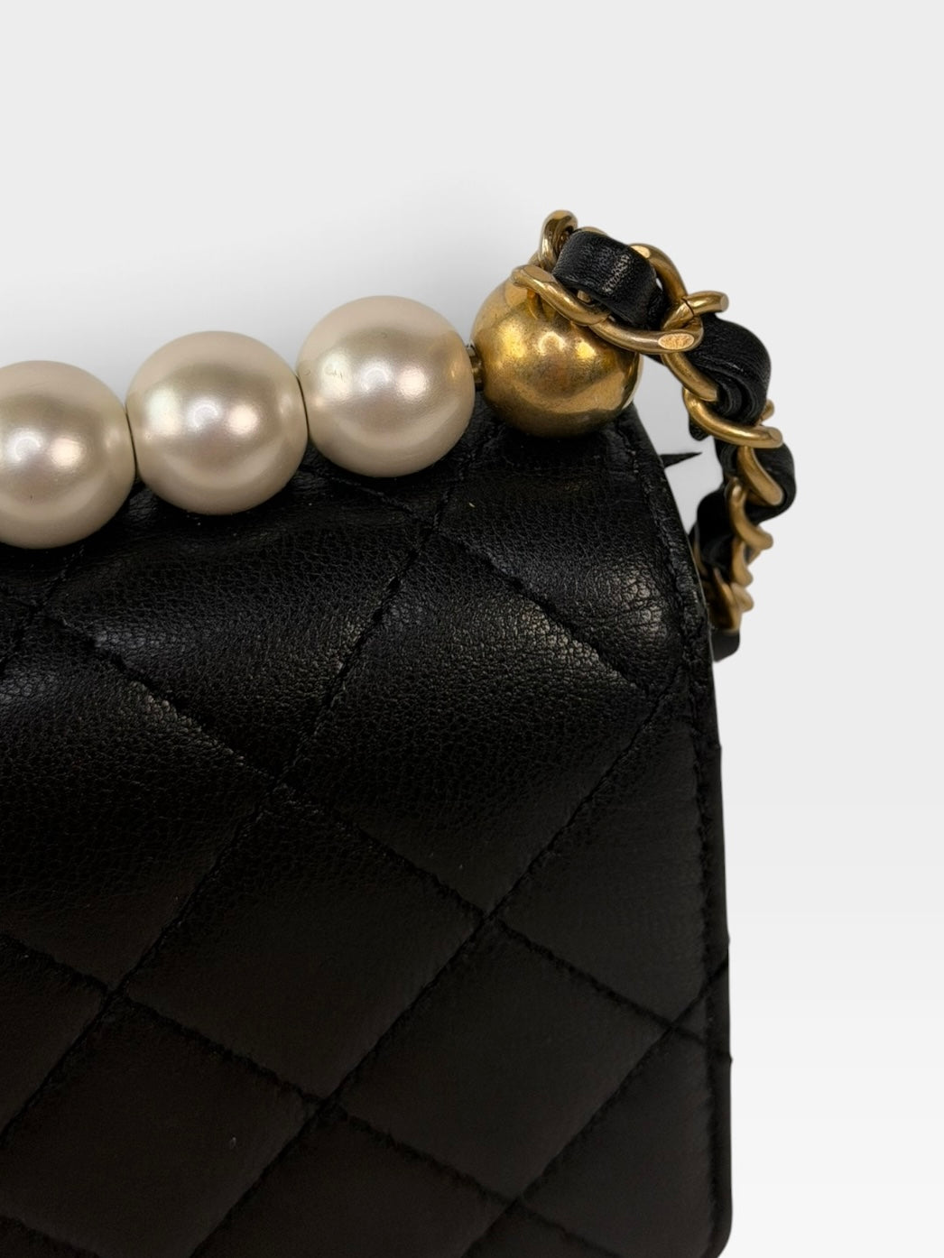 Chanel Chic Pearls Bag In Black Quilted Lambskin With Gold Hardware. 100% authentic and preloved in excellent condition