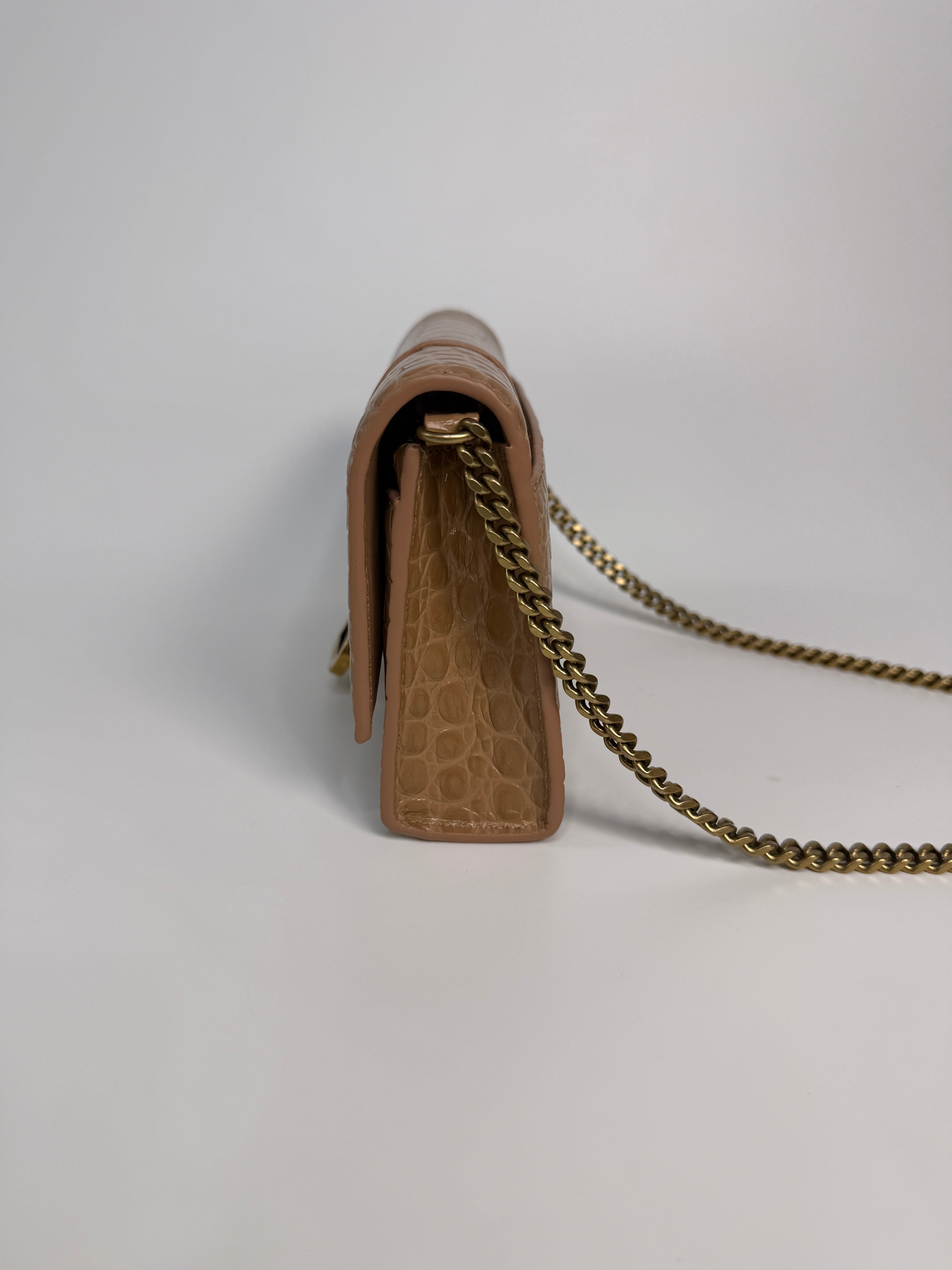 Balenciaga Small Croc Embossed Hourglass Wallet On Chain In Beige Leather With Gold Hardware In Excellent Condition.
Authentic Pre Loved Verified by Luxe Cheshire Trusted Designer resale 