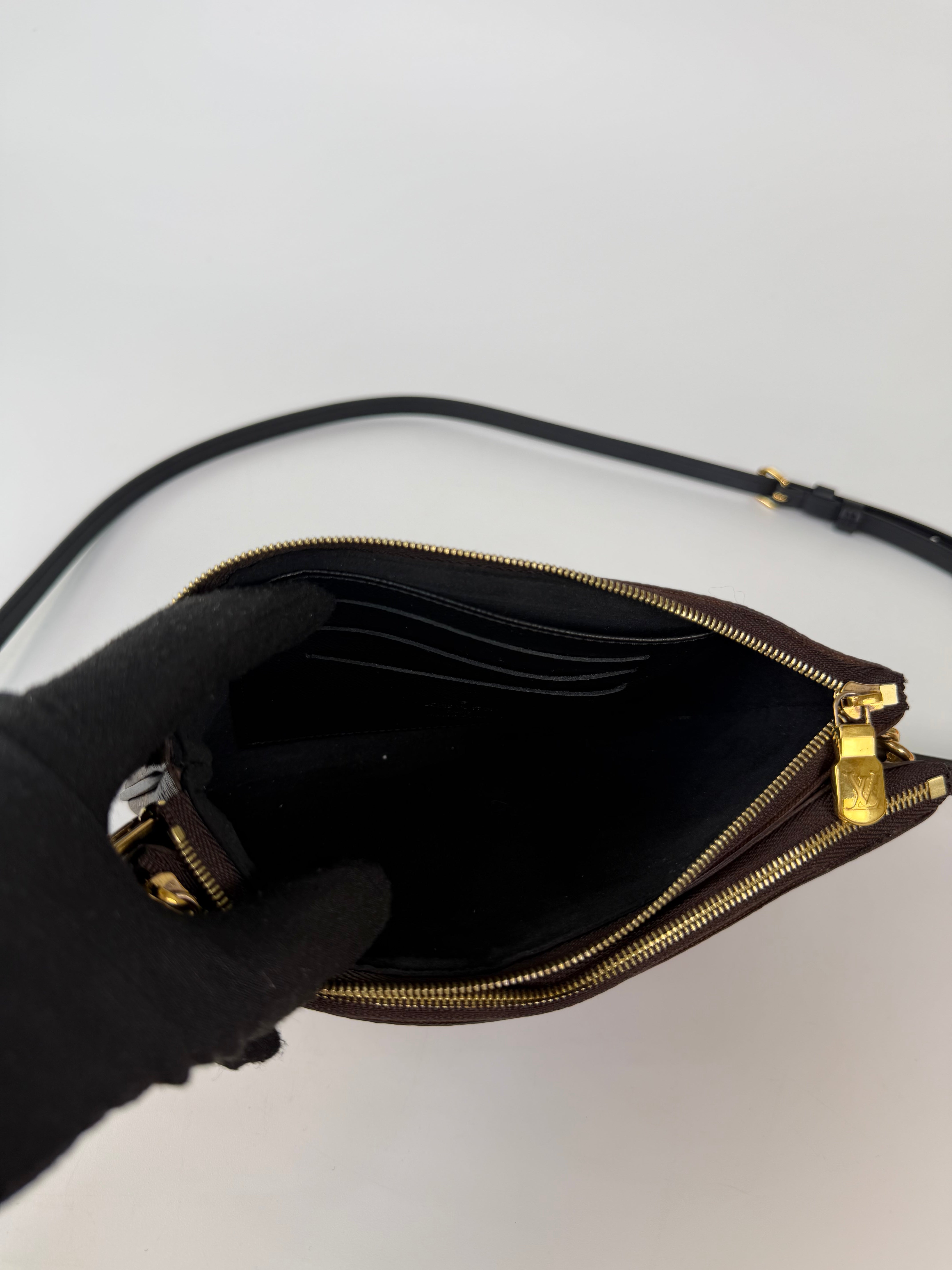 Louis Vuitton Double Zip Pochette In Monogram Canvas in excellent condition 100% authentic and preloved 