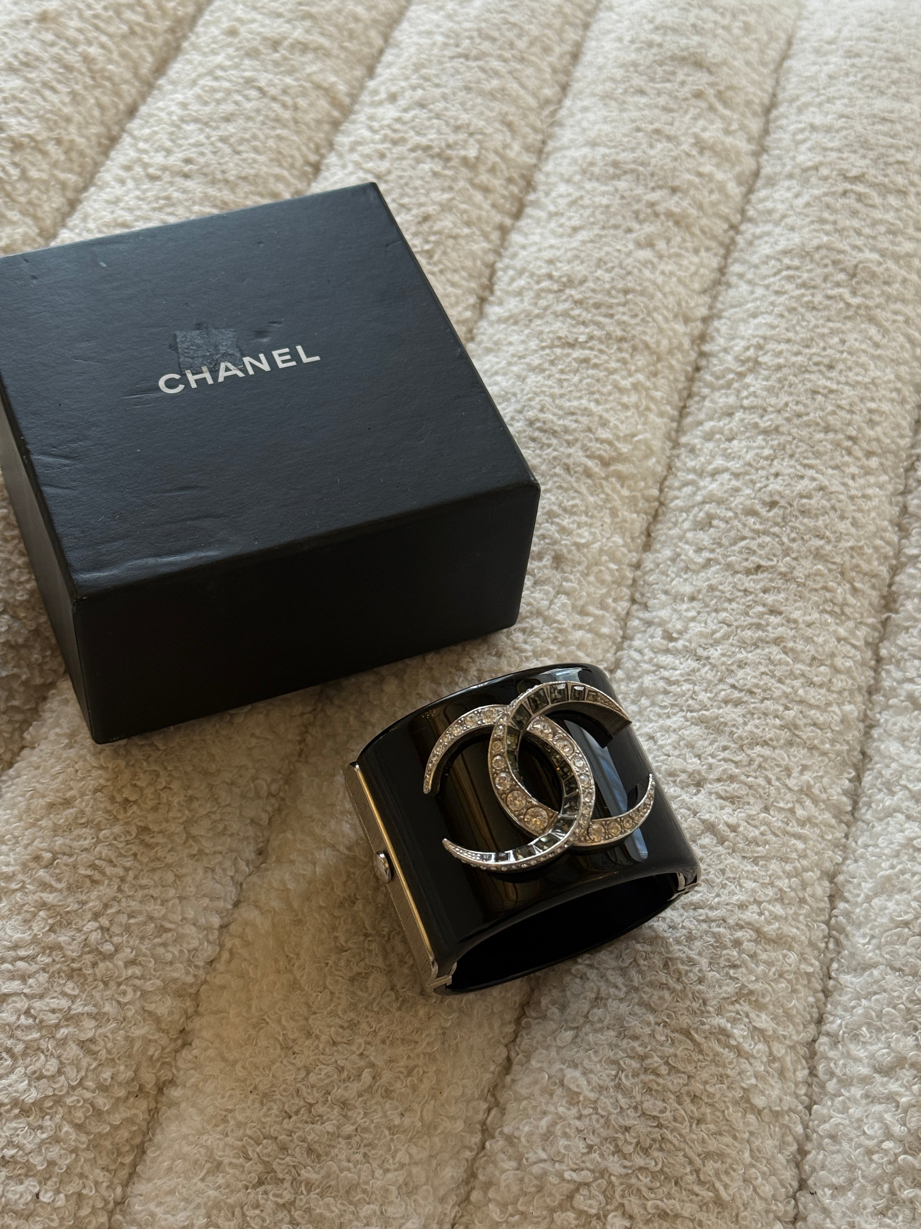 Chanel CC Cuff in black enamel and rhinestone 100% Authenticity guarantee in very good condition. 