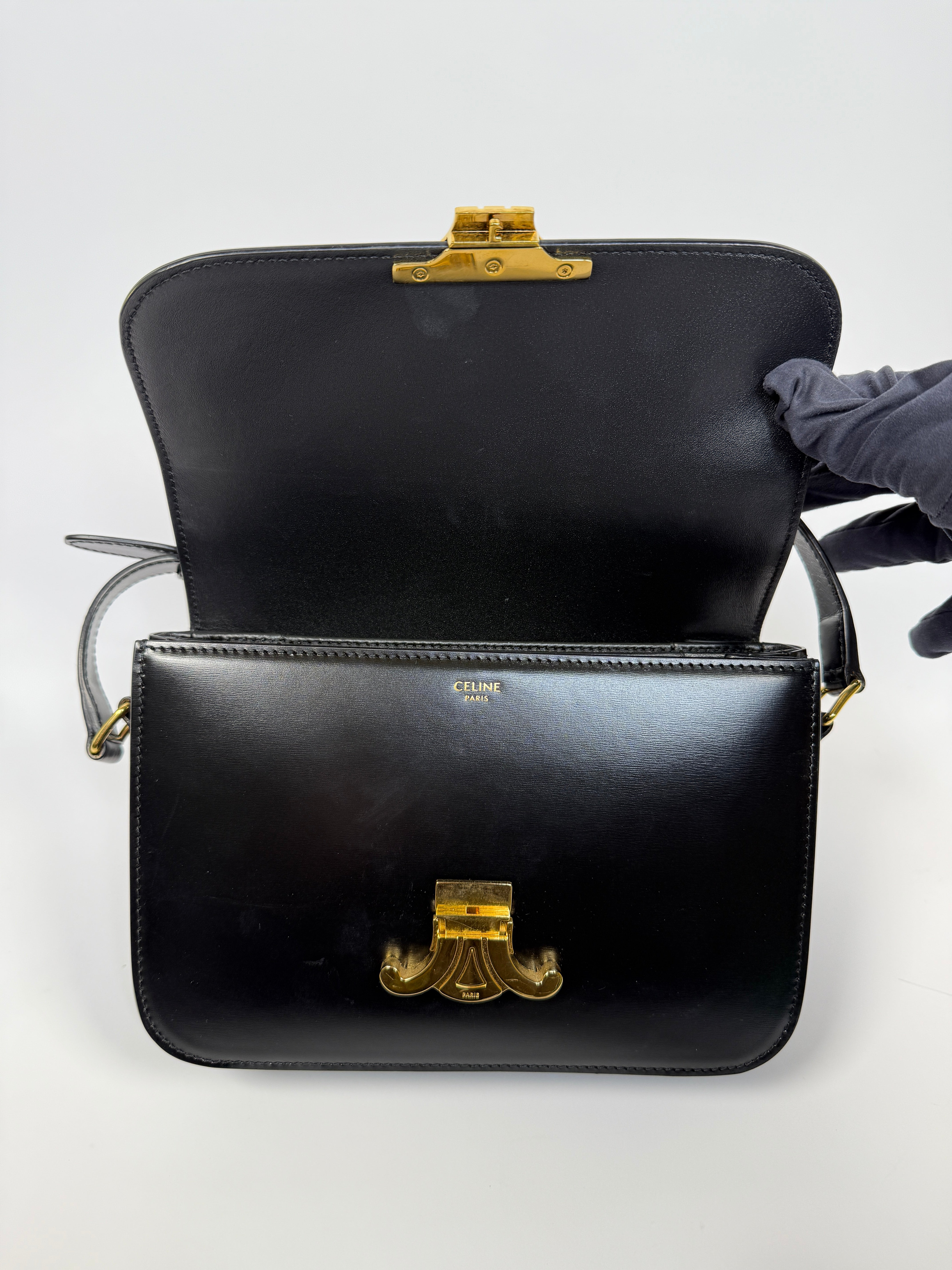 Celine Classique Medium Triomphe Bag In Black Calfskin With Gold Hardware In very good condition. Authentic and pre loved