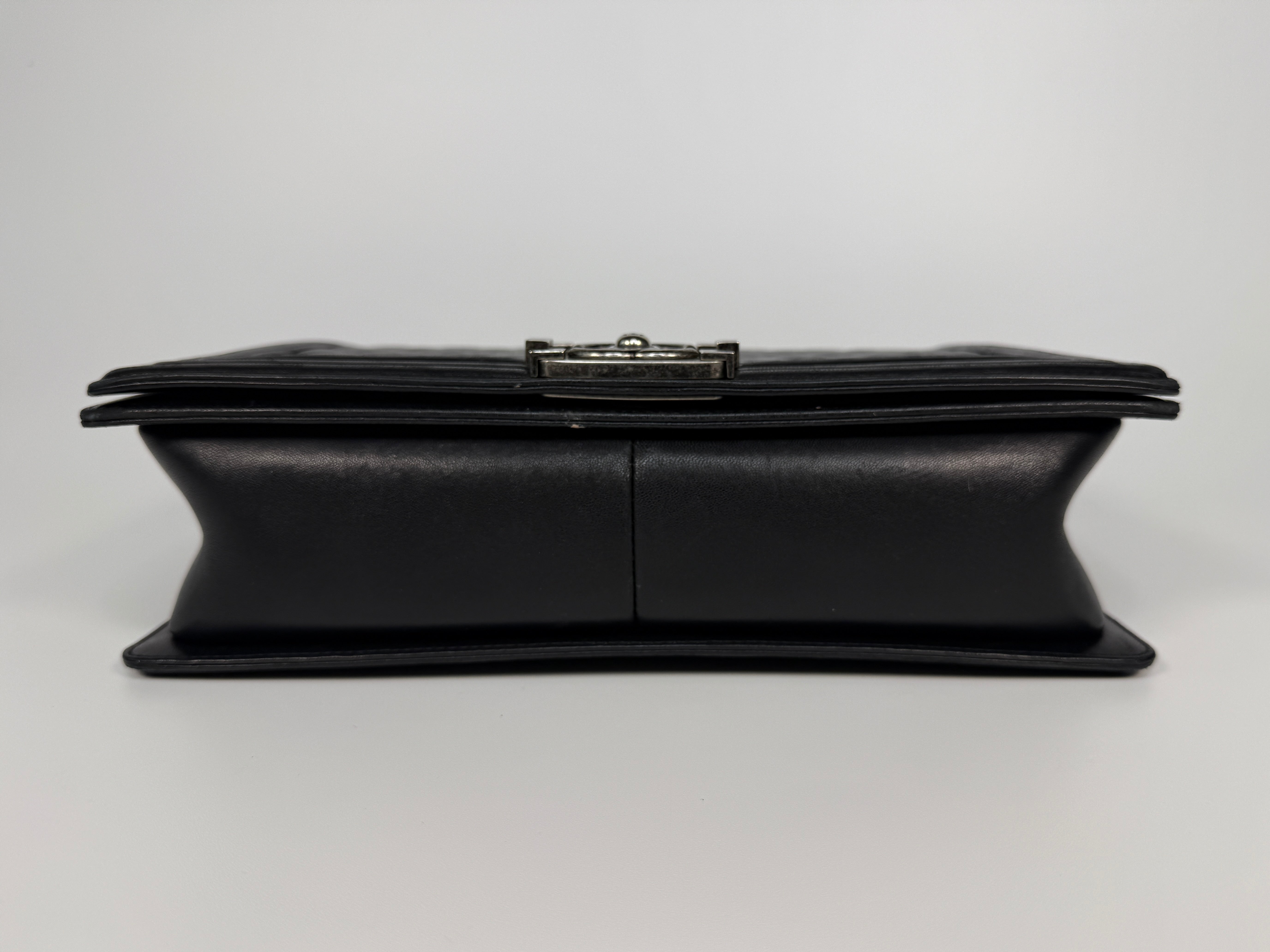 Chanel Black Lambskin Leather Large Boy Bag With Ruthenium In Excellent Condition. 100% Authenticity Guarantee 