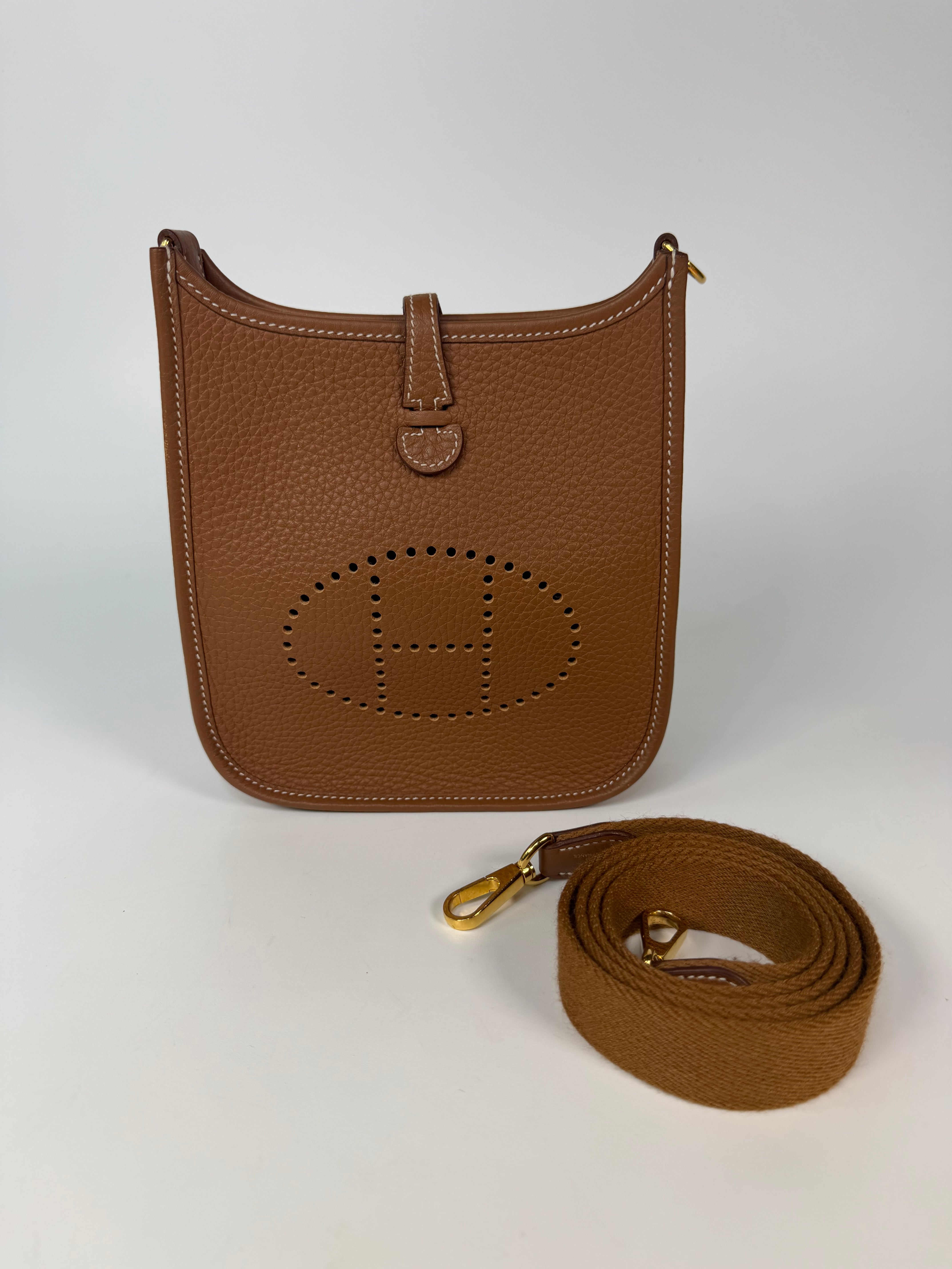 Hermès Evelyne TPM In Gold Clemence Leather With Gold Hardware In Very Good Condition 100% authentic and preloved