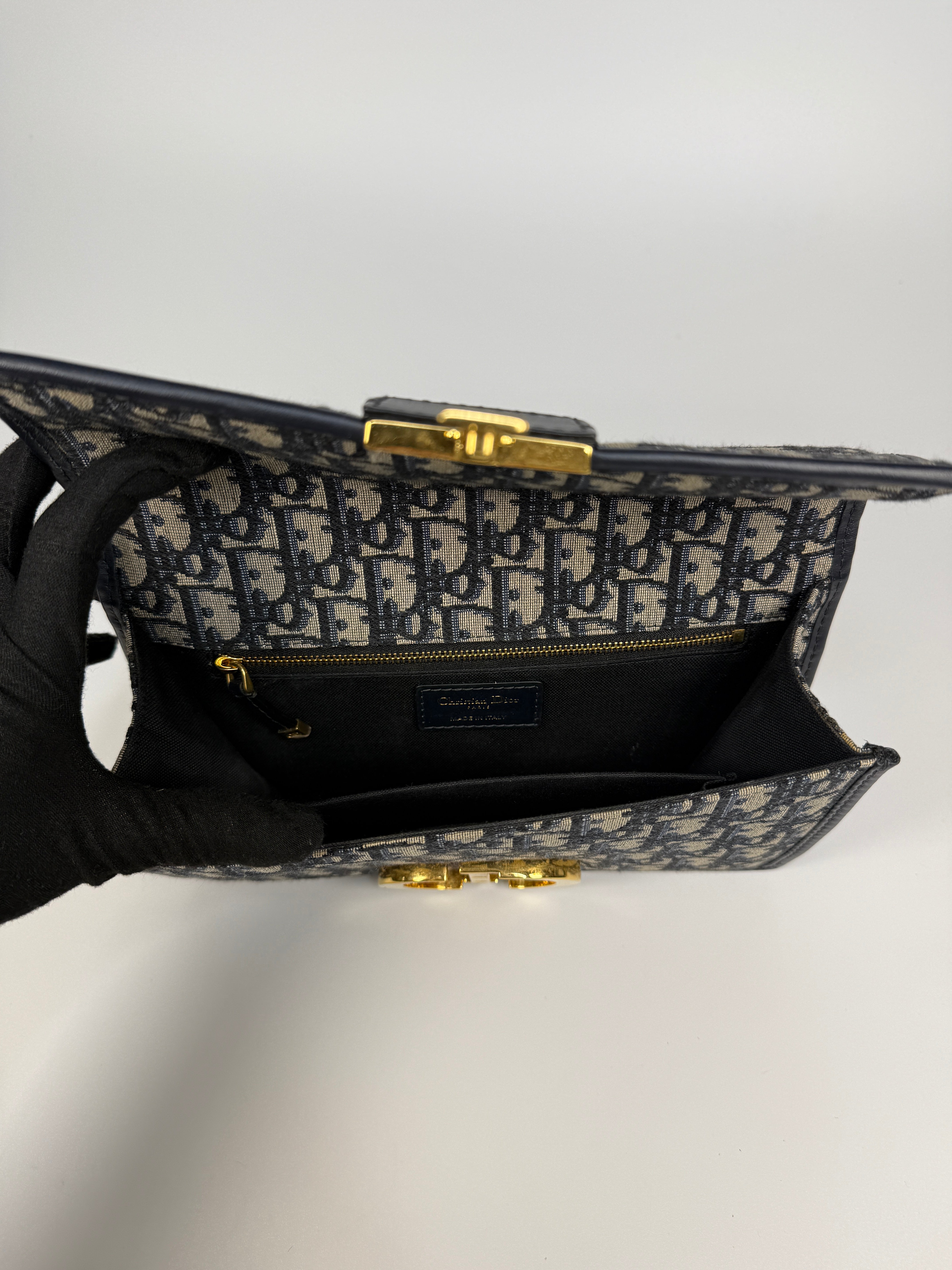 Christian Dior 30 Montaigne Bag Blue Oblique With Gold Hardware. Excellent condition. 100% Authenticity guarantee 