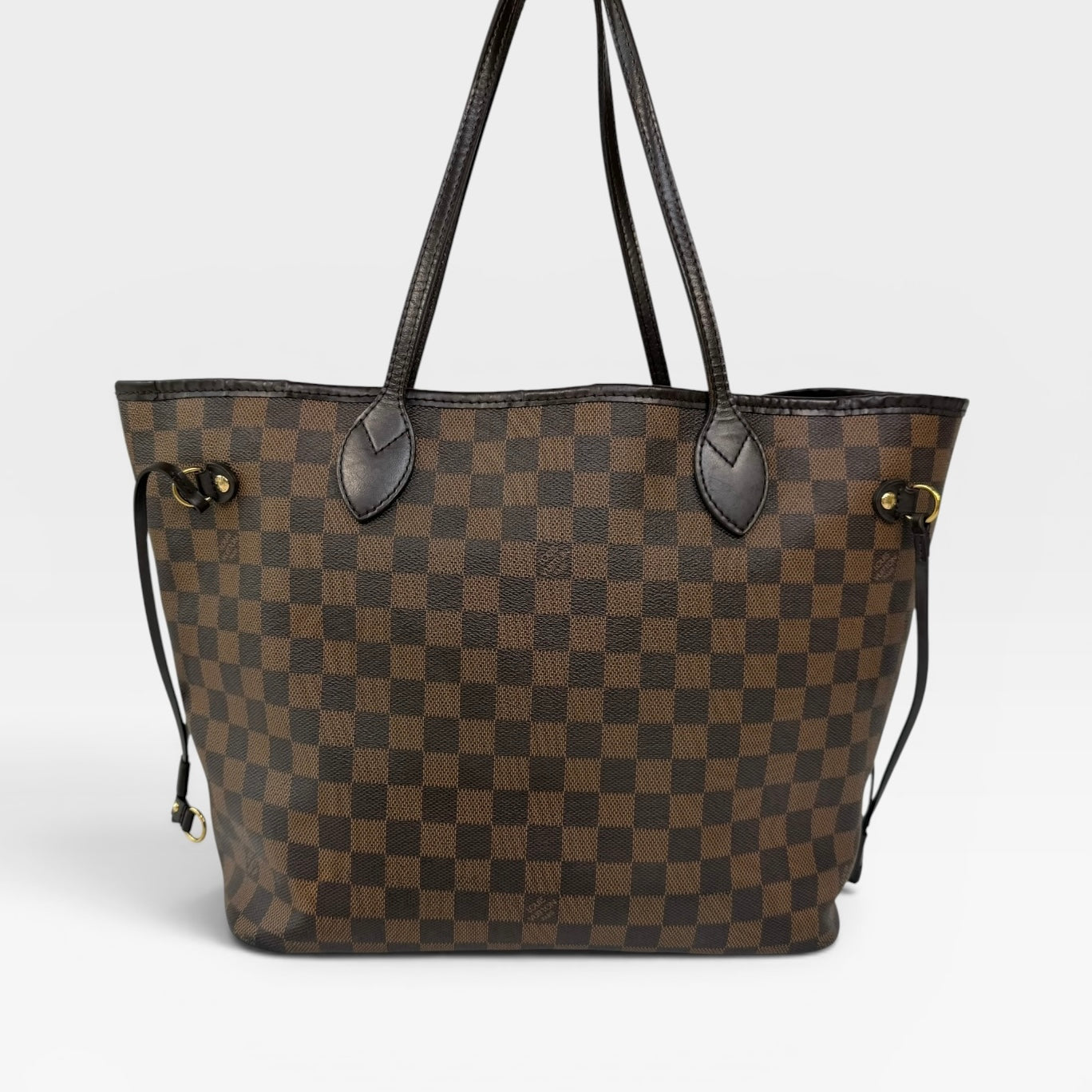 Louis Vuitton Neverfull MM In Damier Ebene Canvas Gold Hardware. Authentic and preloved in very good condition. Verified by Luxe Cheshire. 100% guarantee