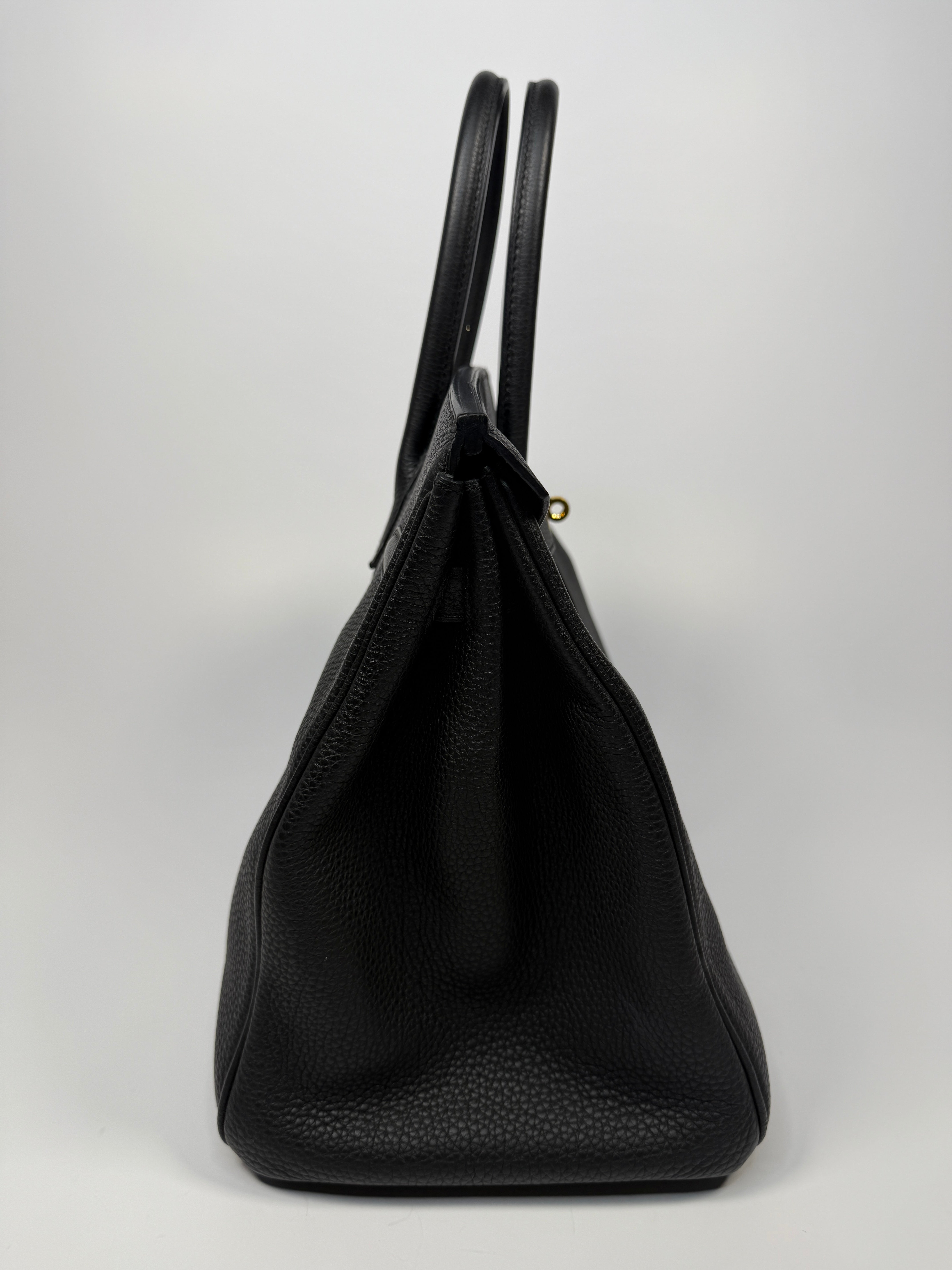 Hermès Birkin 35 Black Togo Leather With Gold Hardware. Excellent condition. Authentic and preloved. 
