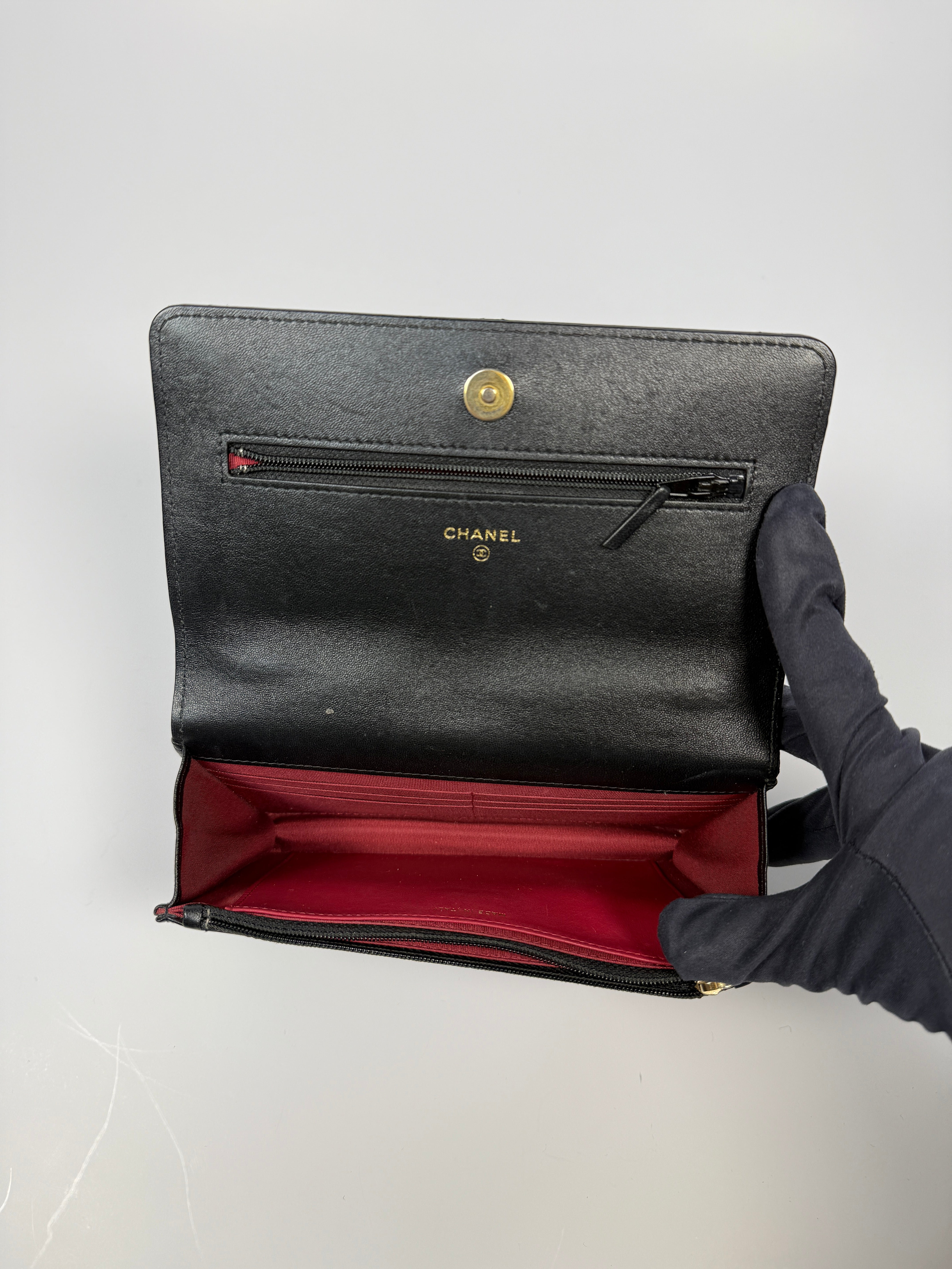 Chanel 19 Wallet On Chain In Black Lambskin With Mixed Metal Hardware. Excellent condition. Authentic and preloved.