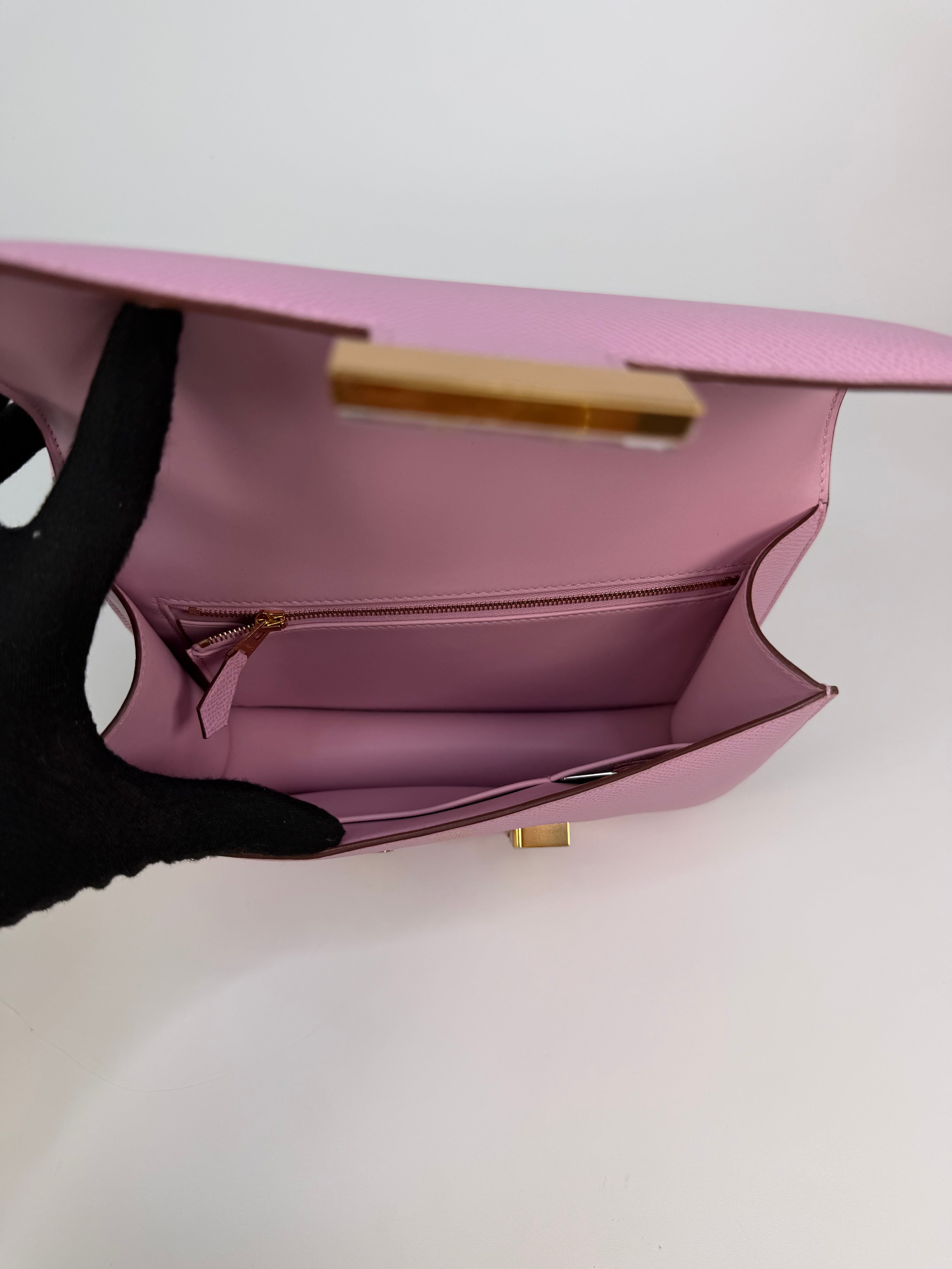 Hermès Constance 22 In Mauve Sylvester Epsom Leather With Rose Gold Hardware. Authentic and preloved in excellent condition. 100% guarantee.