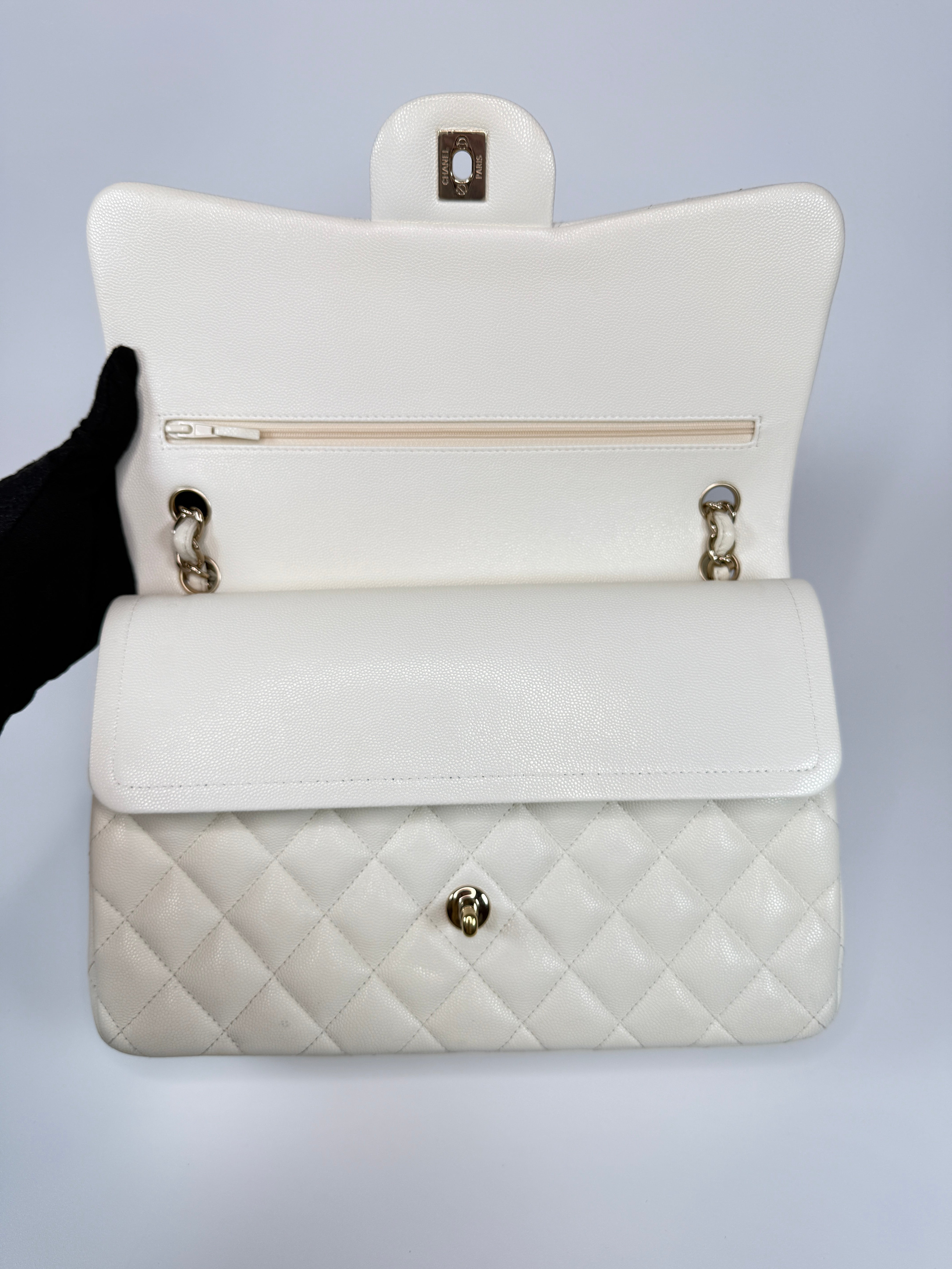 Authentic pre-loved Chanel Classic Jumbo Flap Bag In White Caviar Leather With pale gold  hardware in very good condition. Verified by Luxe Cheshire. International, fast  and fully insured delivery. Trusted designer resale.