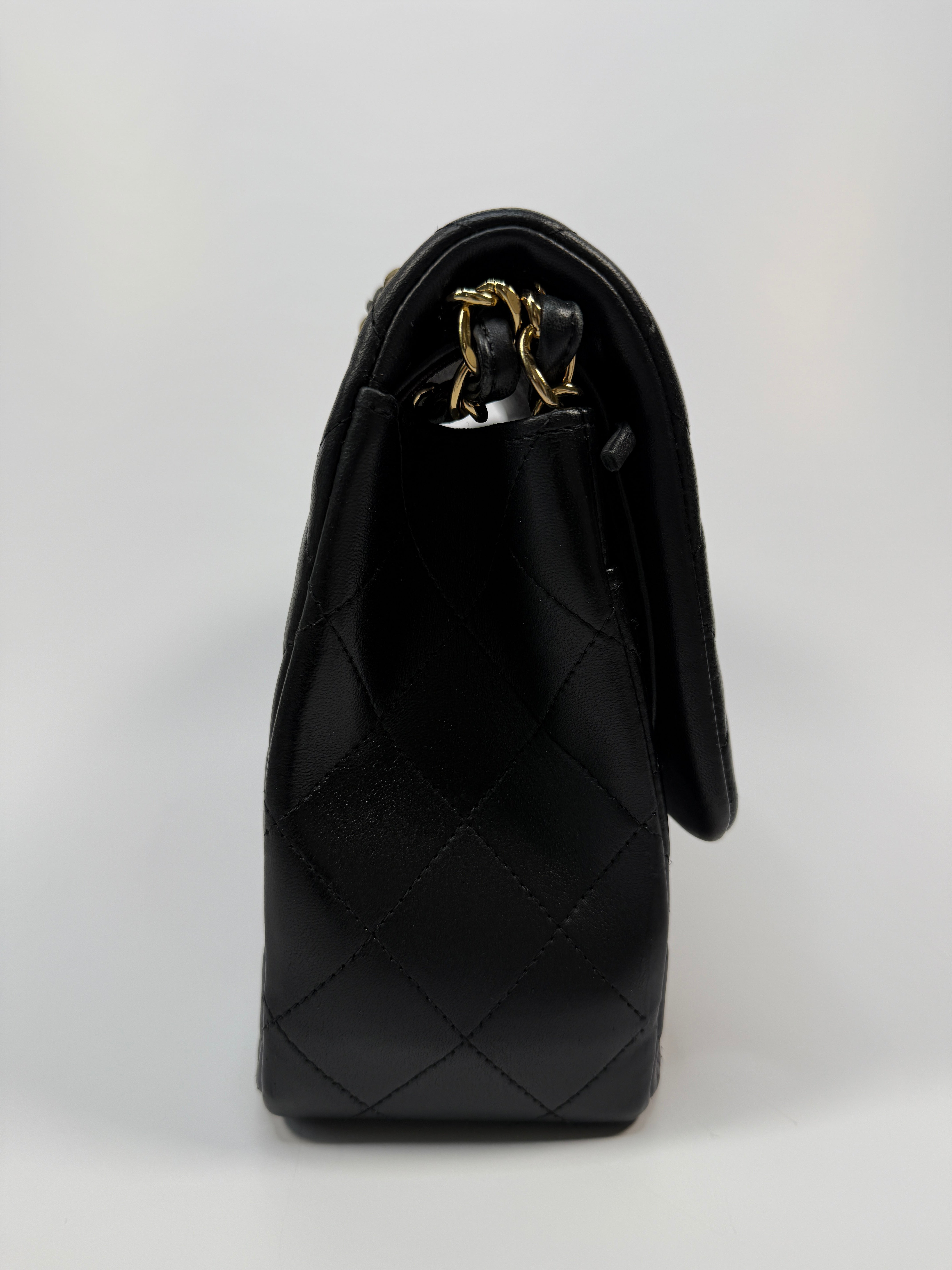 Chanel Jumbo Black Lambskin Leather With Gold Hardware
Pre Loved & Authentic 