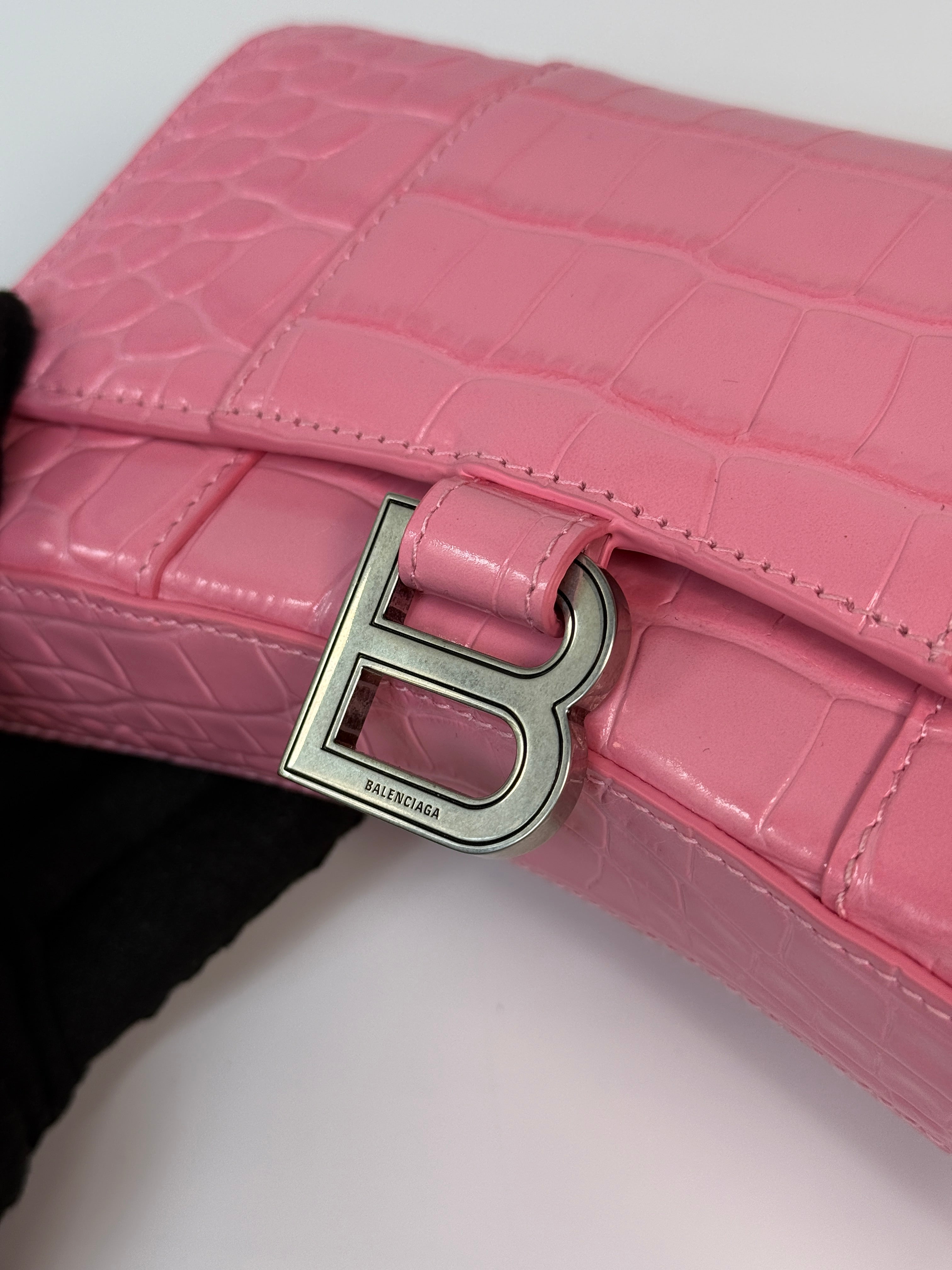Balenciaga Croc Embossed Hourglass Wallet On Chain In Pink Leather With Gold Hardware.
Authentic Pre Loved Verified by Luxe Cheshire Trusted Designer resale 