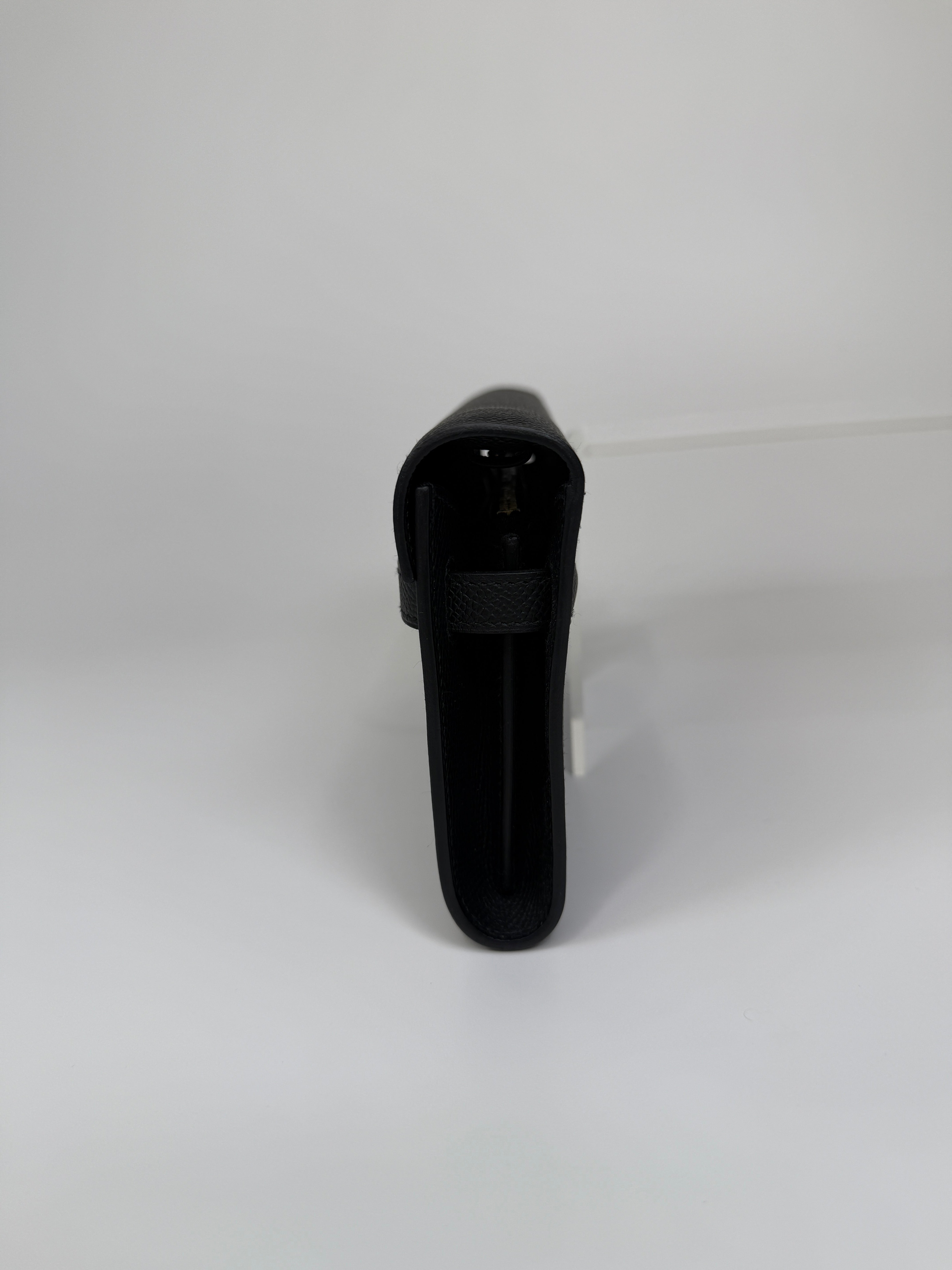 Authentic and preloved Hermès Kelly To Go In Black Epsom Leather With Gold Hardware. New Condition 100% Authenticity guarantee 