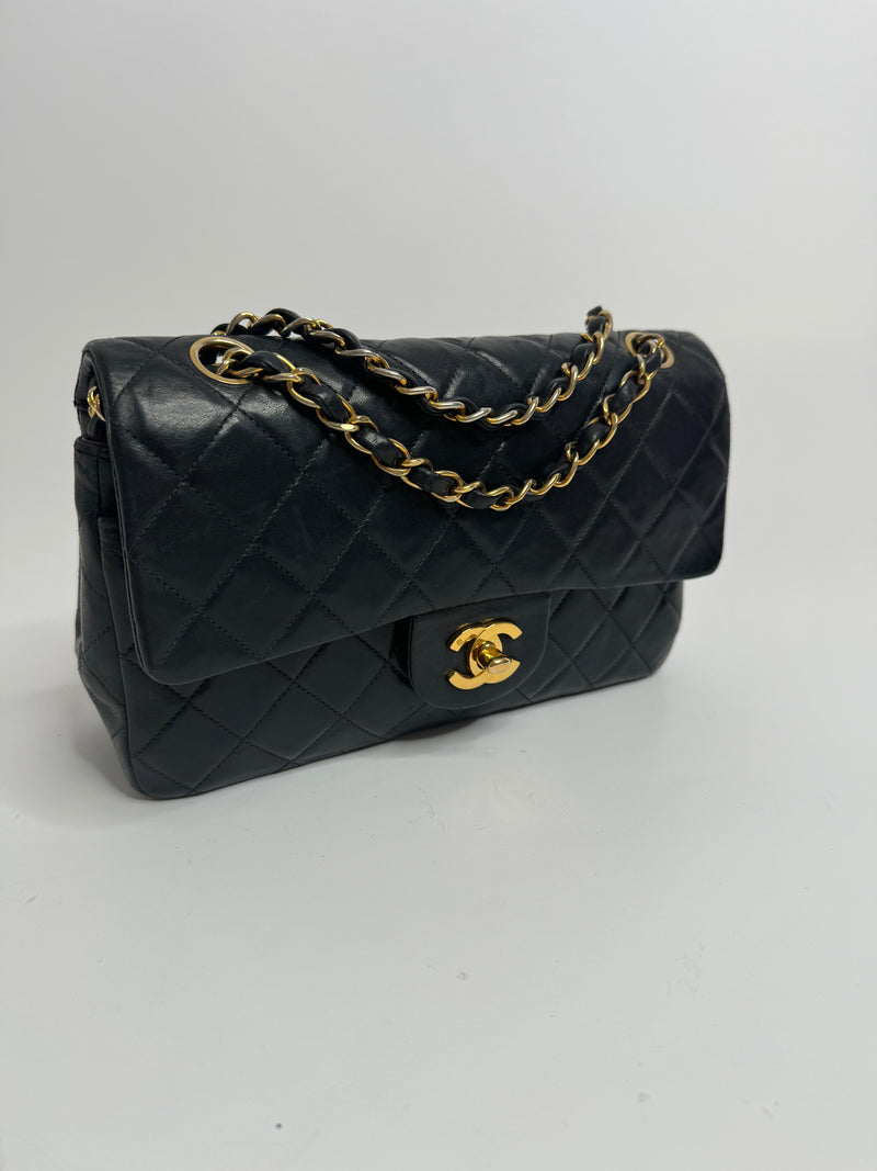 Chanel vintage classic medium double flap bag hotsell