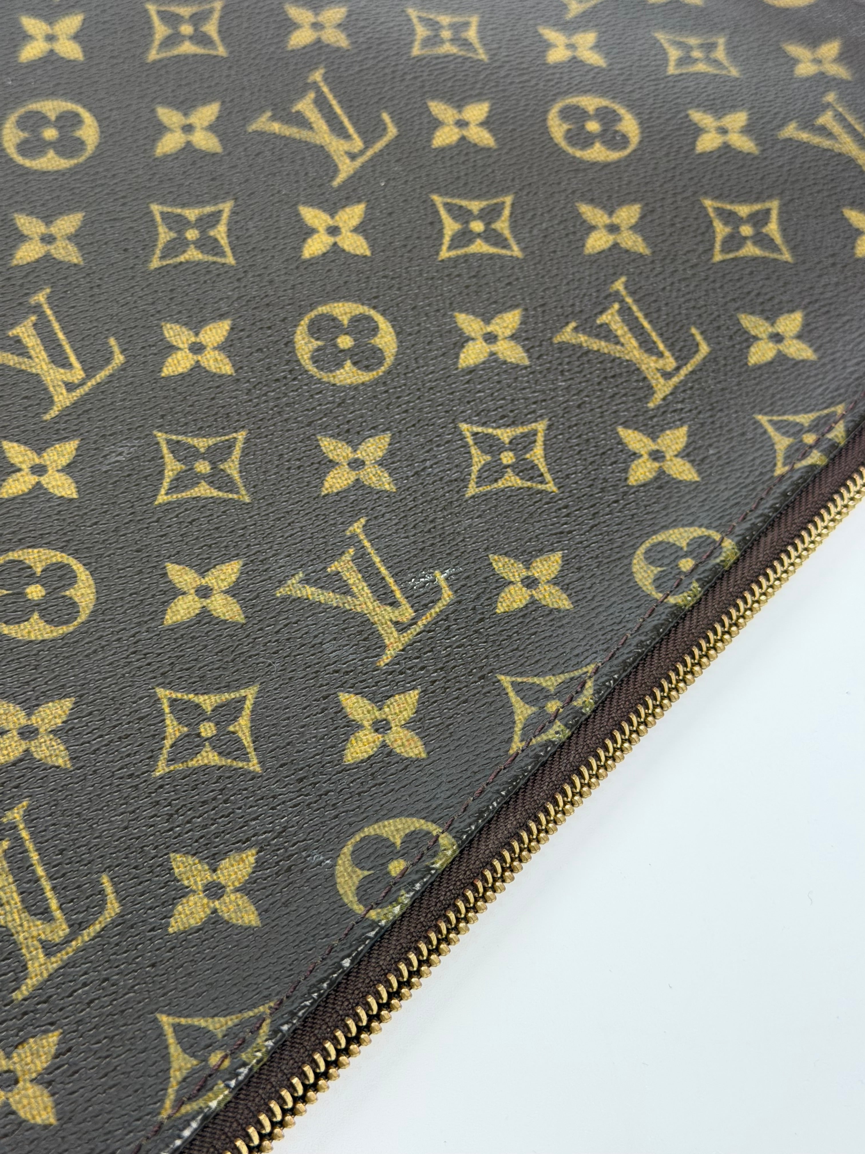 Louis Vuitton Poche Document Portfolio In Monogram Gold Hardware. Authentic and preloved n excellent condition. 100% guarantee