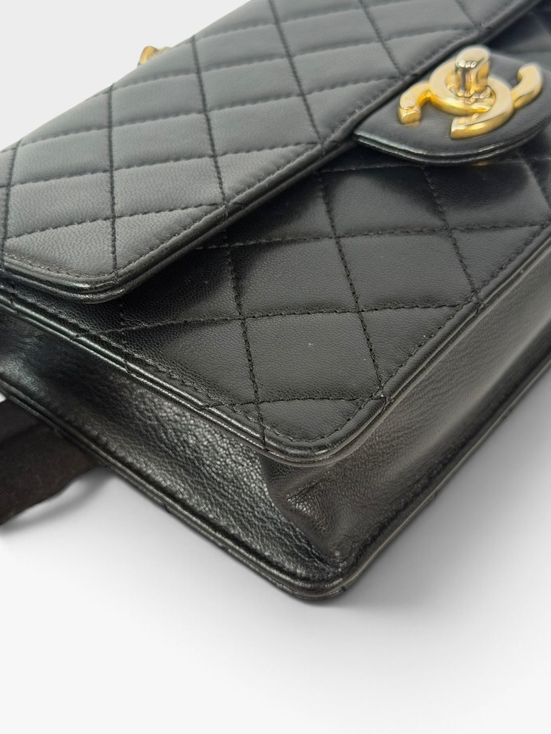 Chanel Chic Pearls Bag In Black Quilted Lambskin With Gold Hardware. 100% authentic and preloved in excellent condition