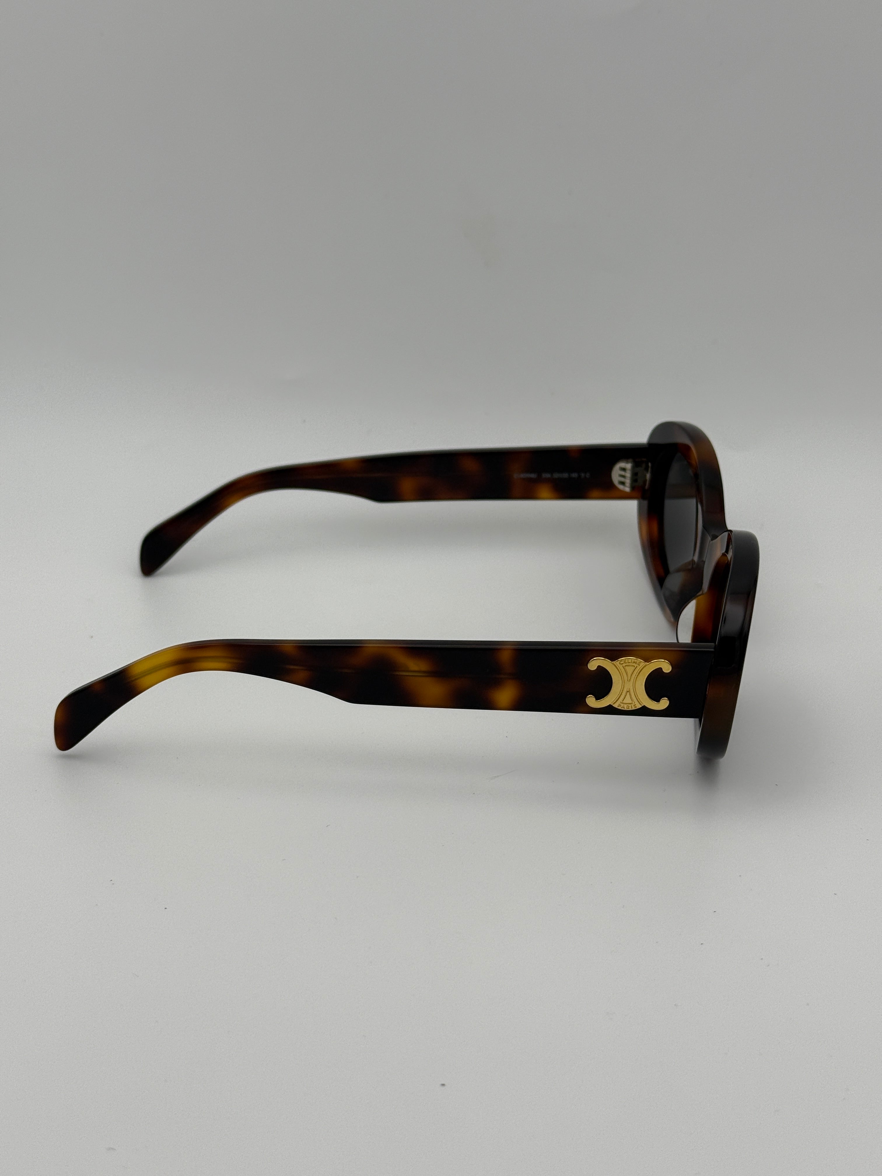 Authentic and preloved Celine CL40194U sunglasses. excellent condition, 100% Excellent condition