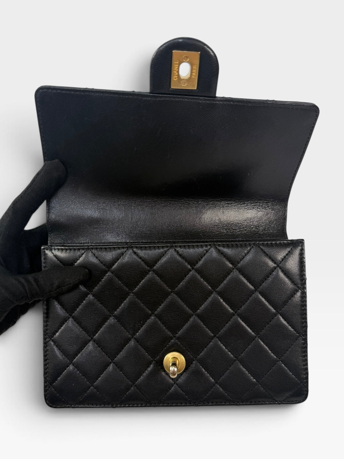Chanel Chic Pearls Bag In Black Quilted Lambskin With Gold Hardware. 100% authentic and preloved in excellent condition