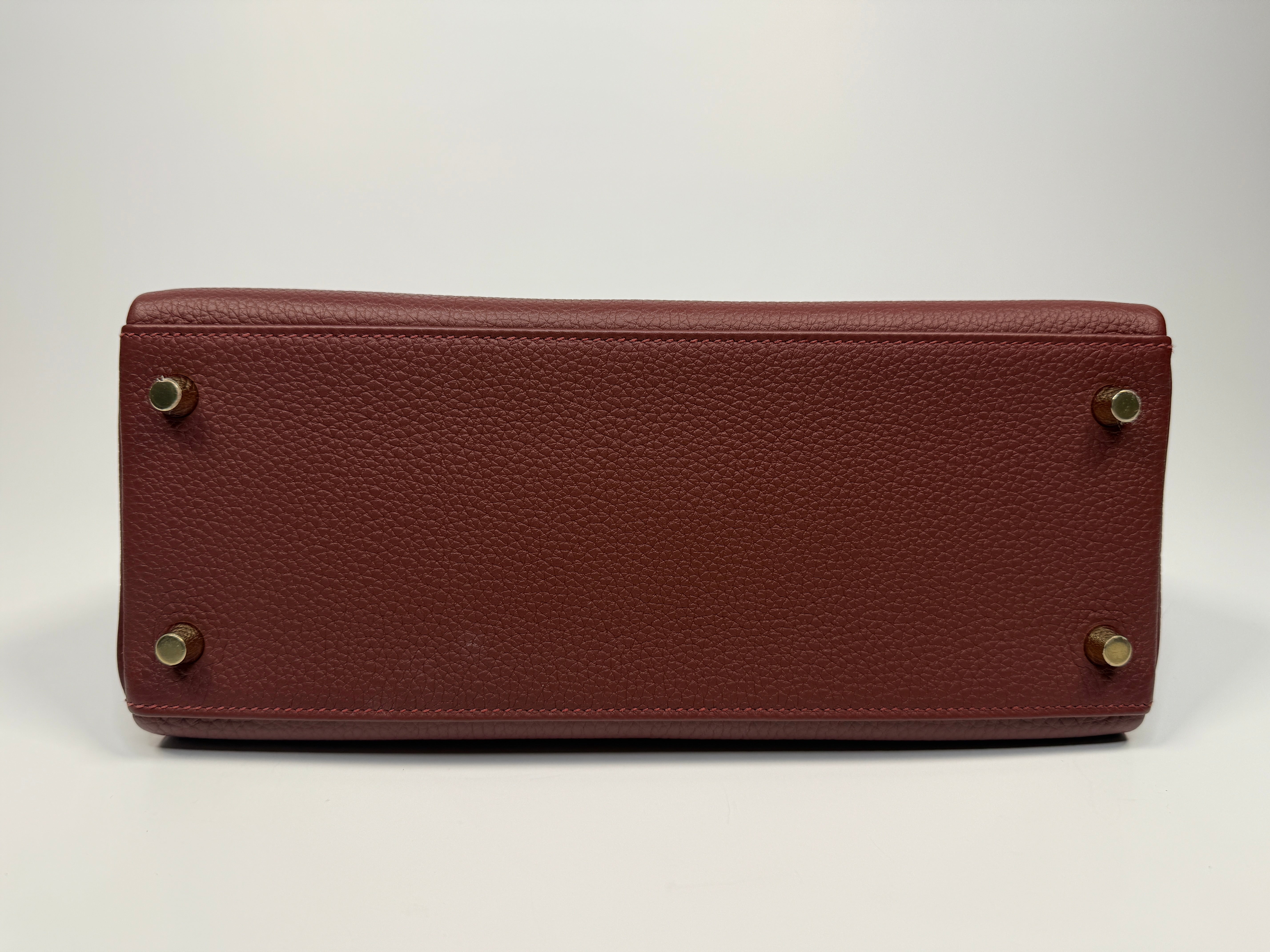 Hermès Kelly 28 In Rouge H Togo Leather With Gold Hardware New and Unused Condition. Authentic and preloved 
