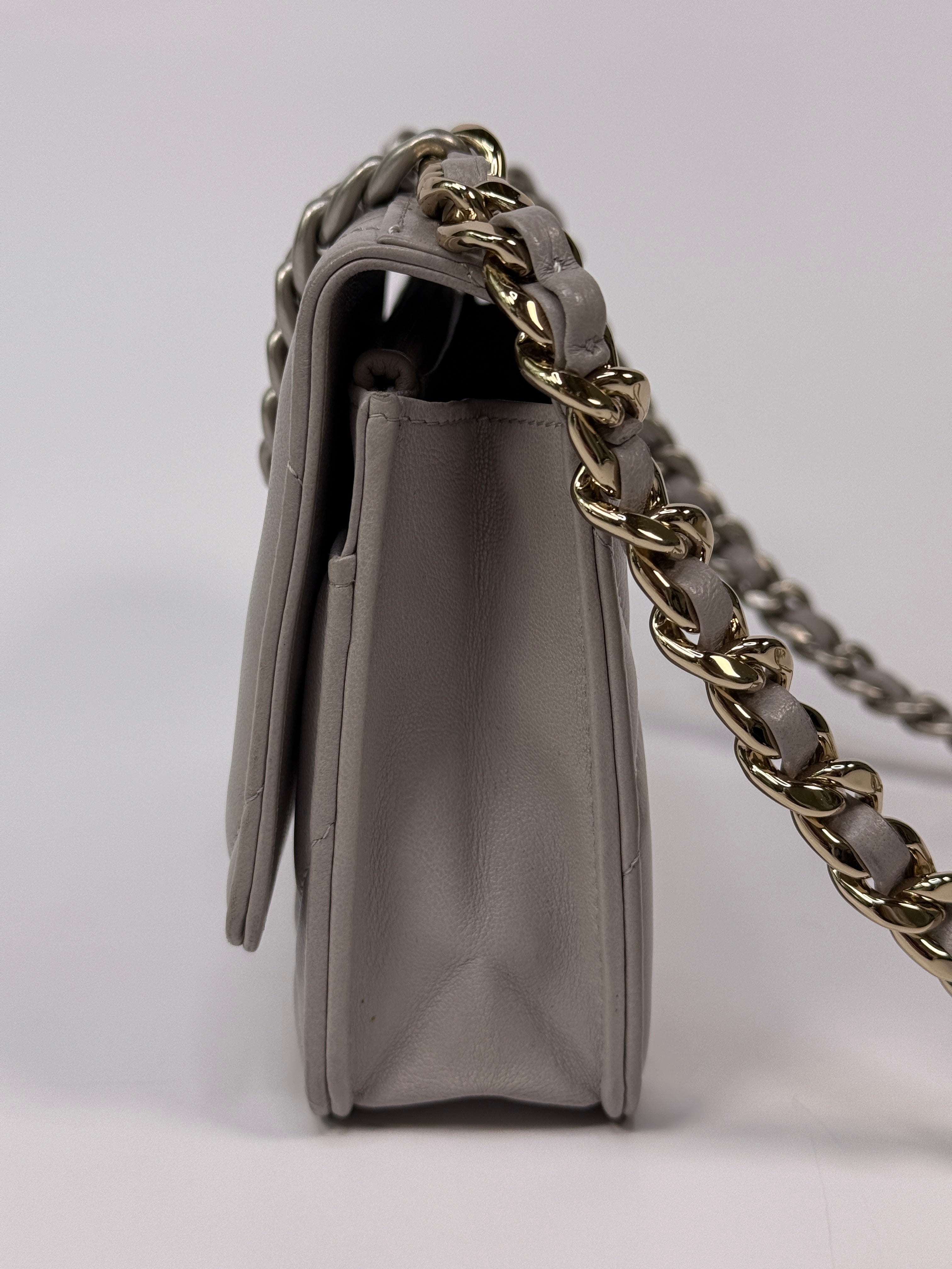 Chanel 19 Wallet On Chain
Pre Loved & Authentic 