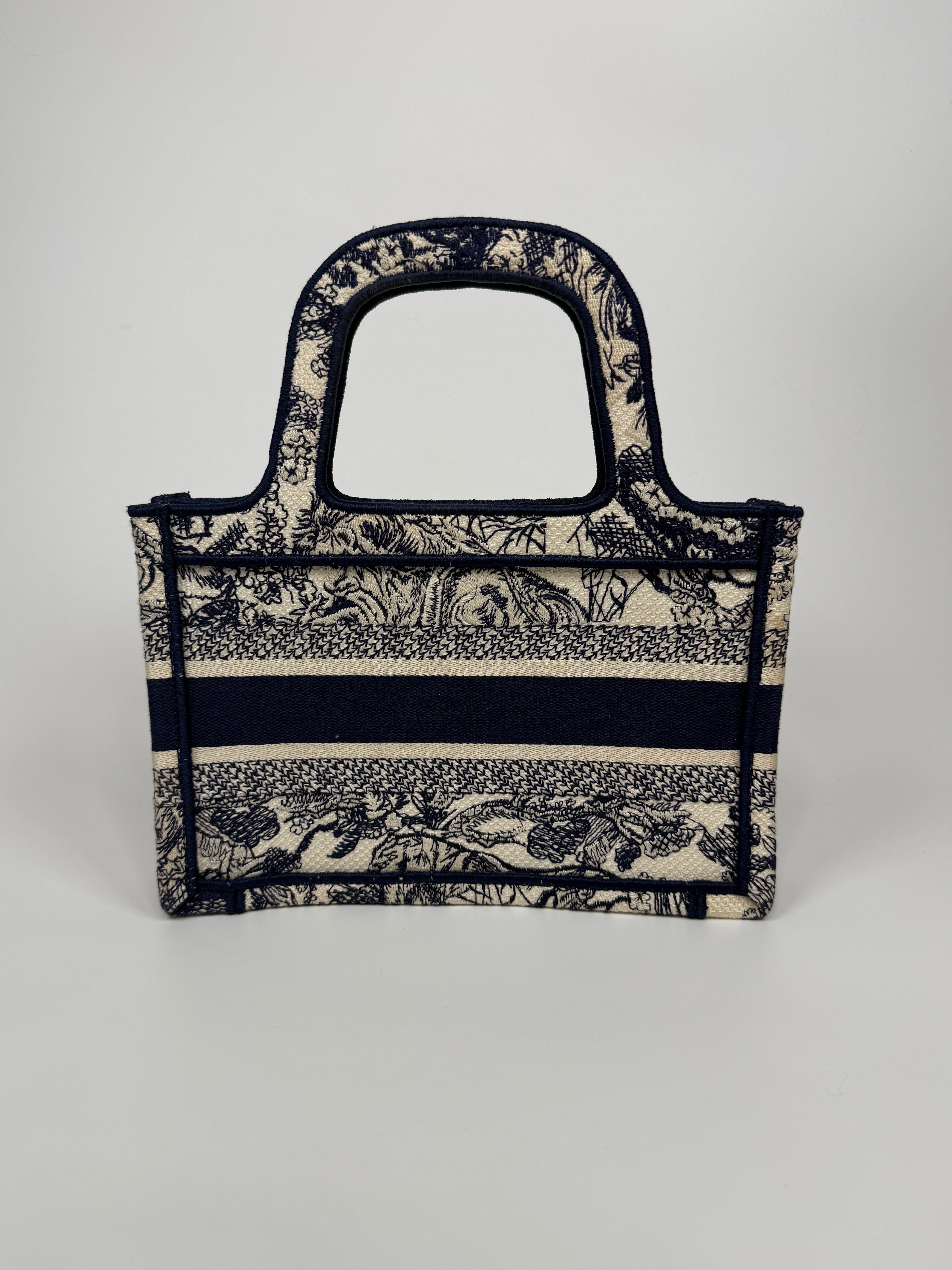 Christian Dior Micro Oblique Book Tote Very Good Condition. Authentic and preloved. 100% Authenticity Guarantee 