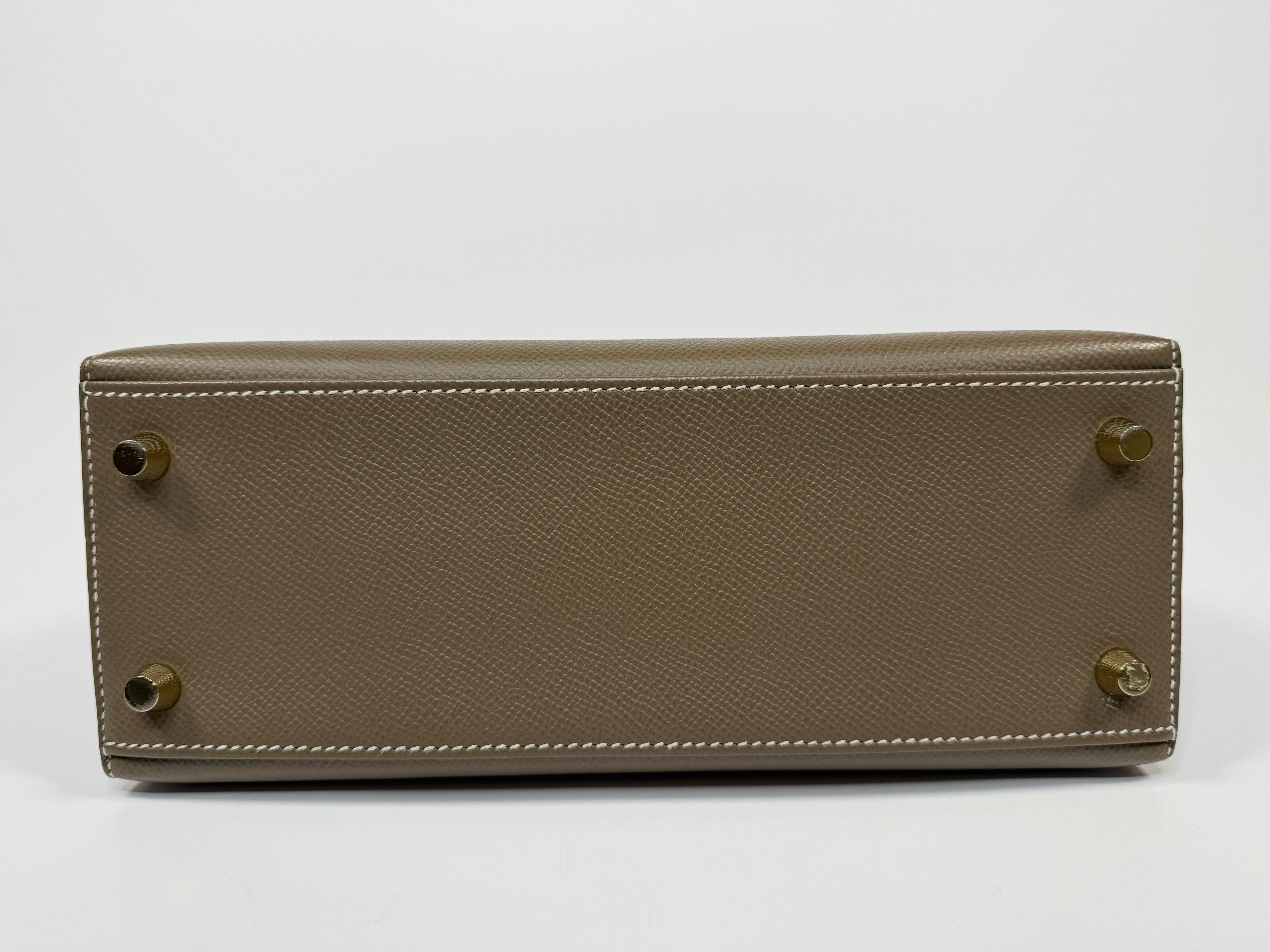 Hermès Kelly 25 Sellier In Etoupe Epsom Leather With Gold Hardware. Excellent authentic prloved condition. 